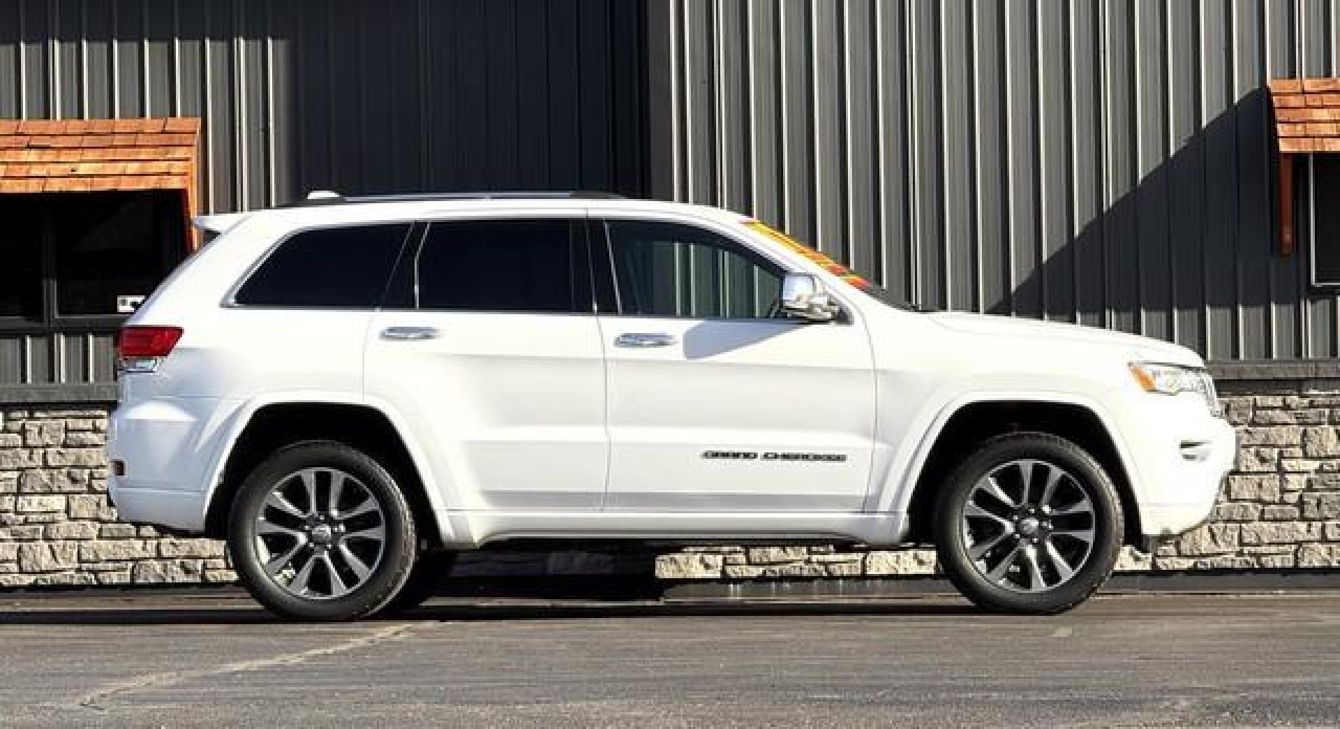 2017 WHITE JEEP GRAND CHEROKEE (1C4RJFCG3HC) with an V6,3.6L(220 CID),DOHC engine, AUTOMATIC transmission, located at 14600 Frazho Road, Warren, MI, 48089, (586) 776-3400, 42.485996, -82.974220 - Photo#2
