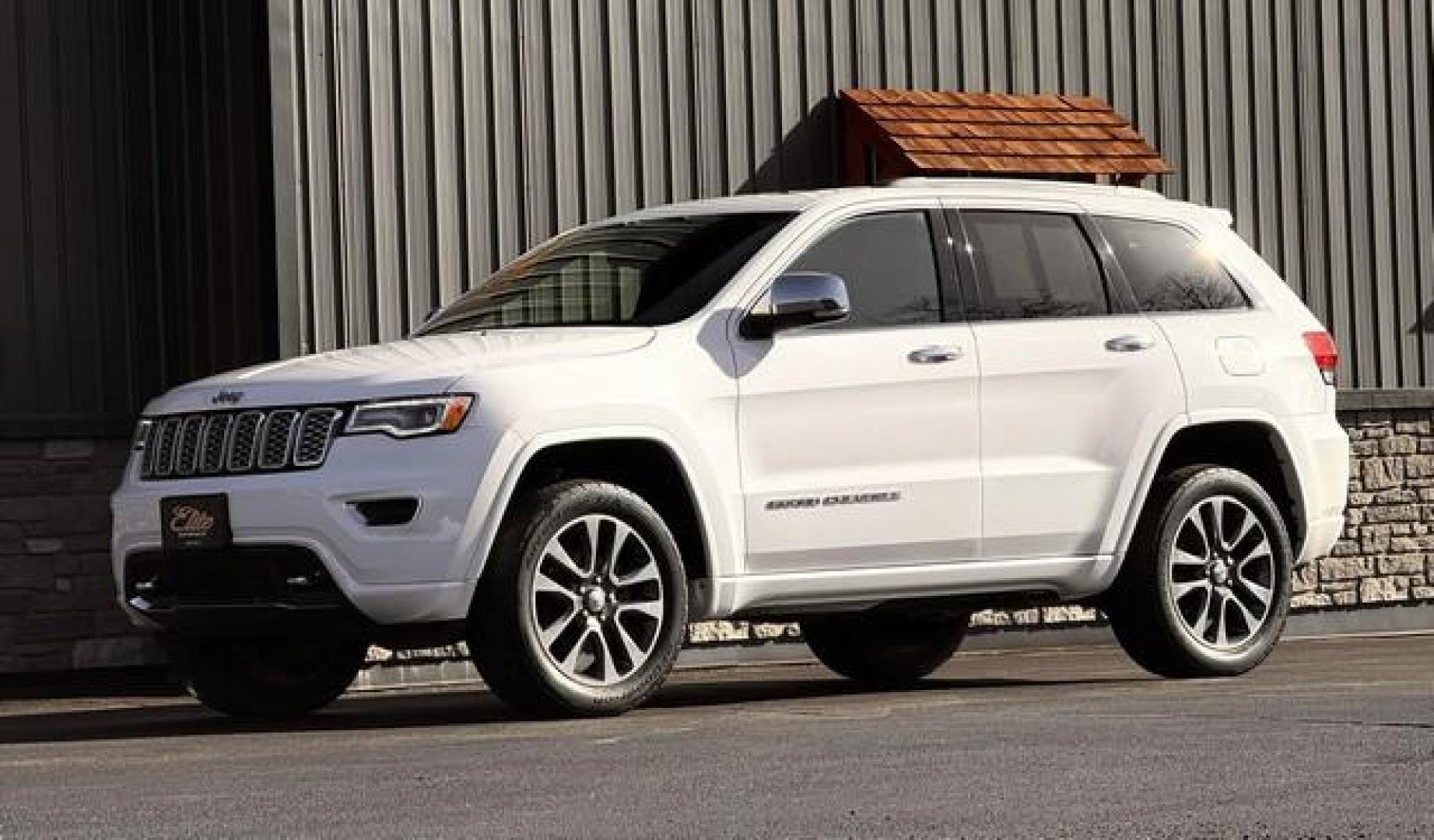 2017 WHITE JEEP GRAND CHEROKEE (1C4RJFCG3HC) with an V6,3.6L(220 CID),DOHC engine, AUTOMATIC transmission, located at 14600 Frazho Road, Warren, MI, 48089, (586) 776-3400, 42.485996, -82.974220 - Photo#4