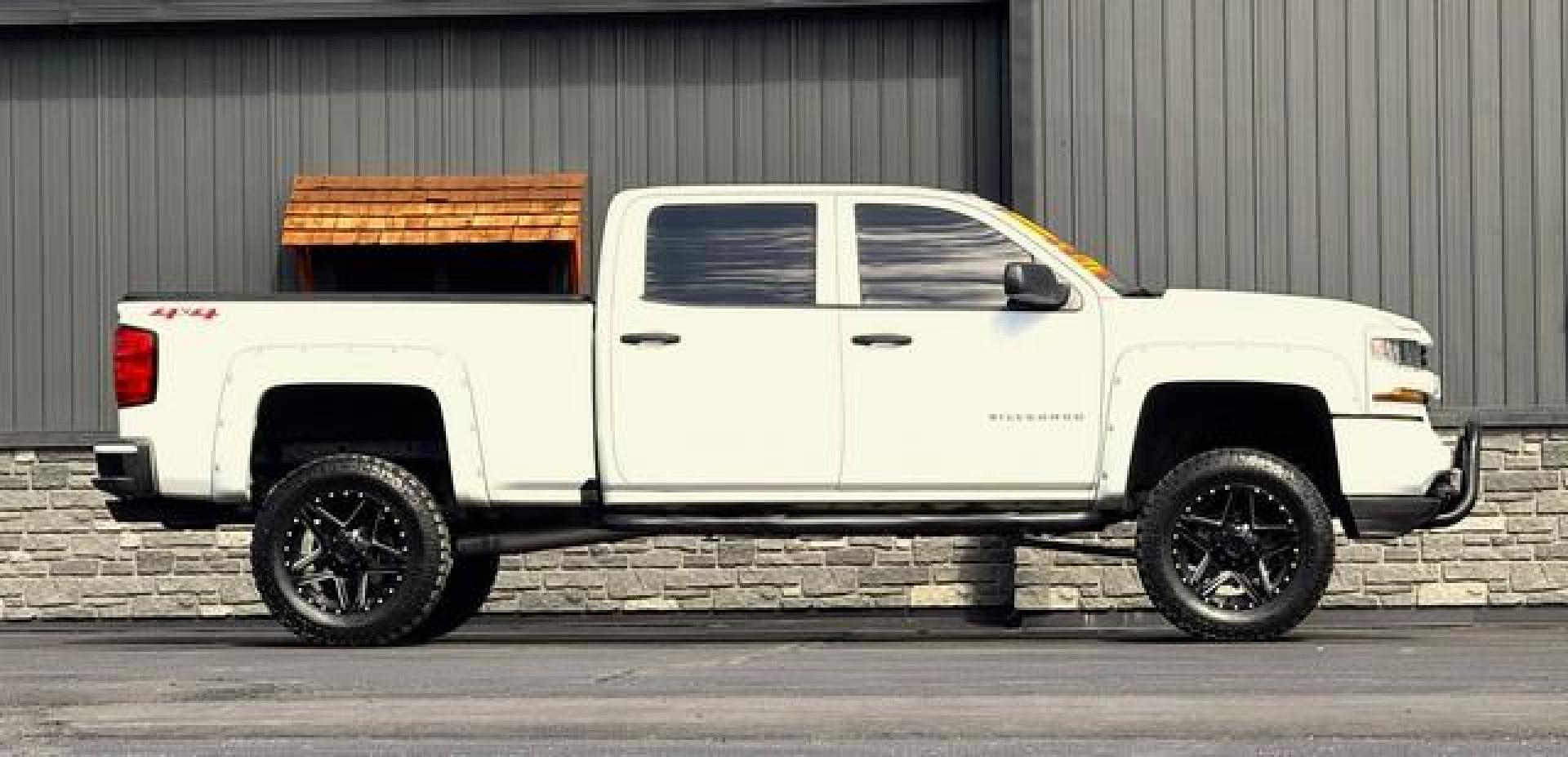 2018 WHITE CHEVROLET SILVERADO 1500 (3GCUKPEC6JG) with an V8,5.3L(325 CID),OHV engine, AUTOMATIC transmission, located at 14600 Frazho Road, Warren, MI, 48089, (586) 776-3400, 42.485996, -82.974220 - Photo#1