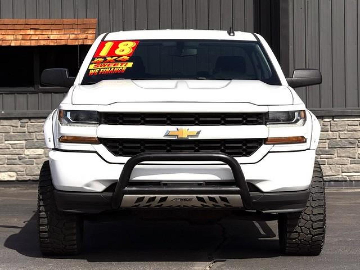 2018 WHITE CHEVROLET SILVERADO 1500 (3GCUKPEC6JG) with an V8,5.3L(325 CID),OHV engine, AUTOMATIC transmission, located at 14600 Frazho Road, Warren, MI, 48089, (586) 776-3400, 42.485996, -82.974220 - Photo#2