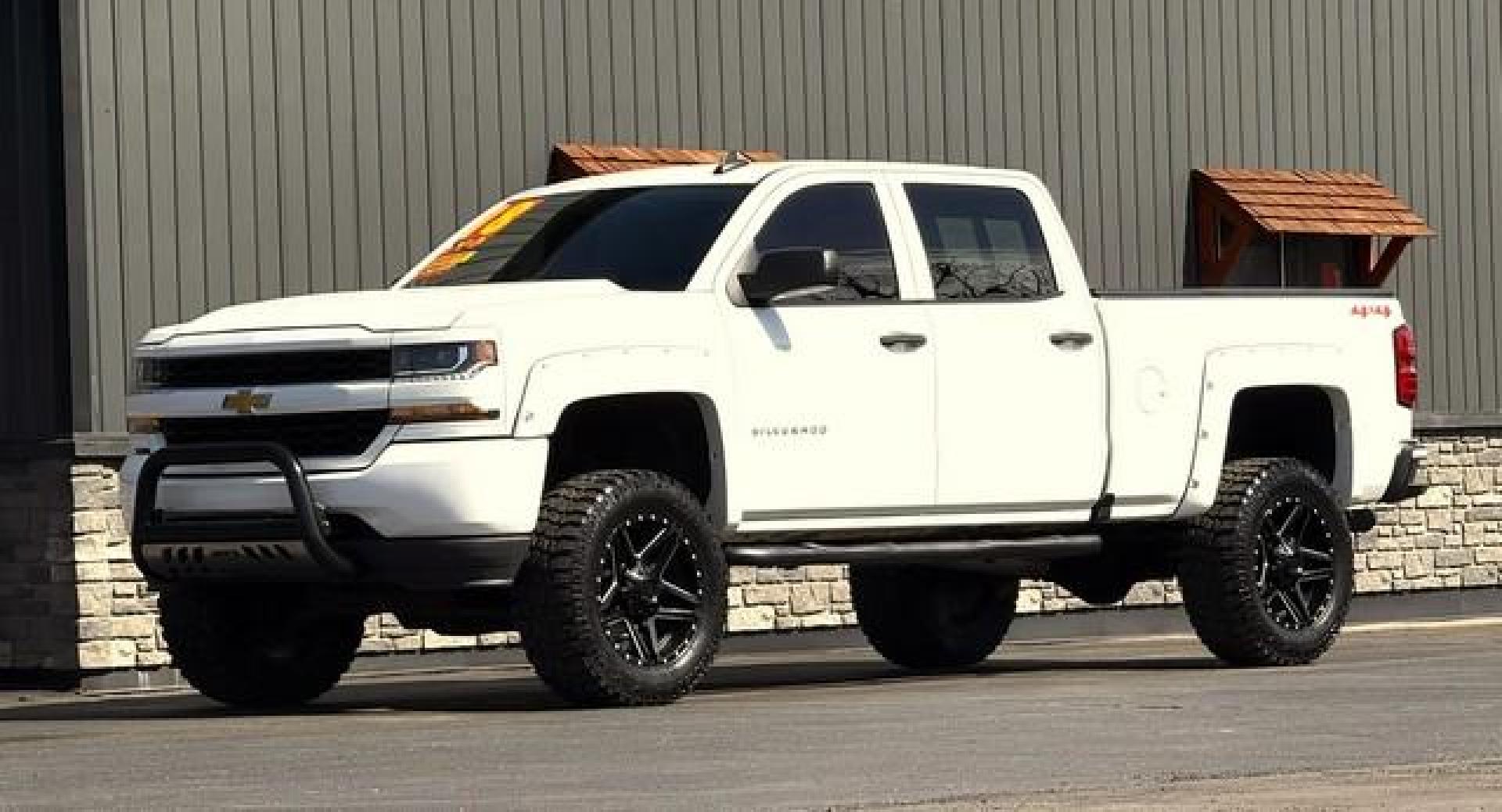 2018 WHITE CHEVROLET SILVERADO 1500 (3GCUKPEC6JG) with an V8,5.3L(325 CID),OHV engine, AUTOMATIC transmission, located at 14600 Frazho Road, Warren, MI, 48089, (586) 776-3400, 42.485996, -82.974220 - Photo#3