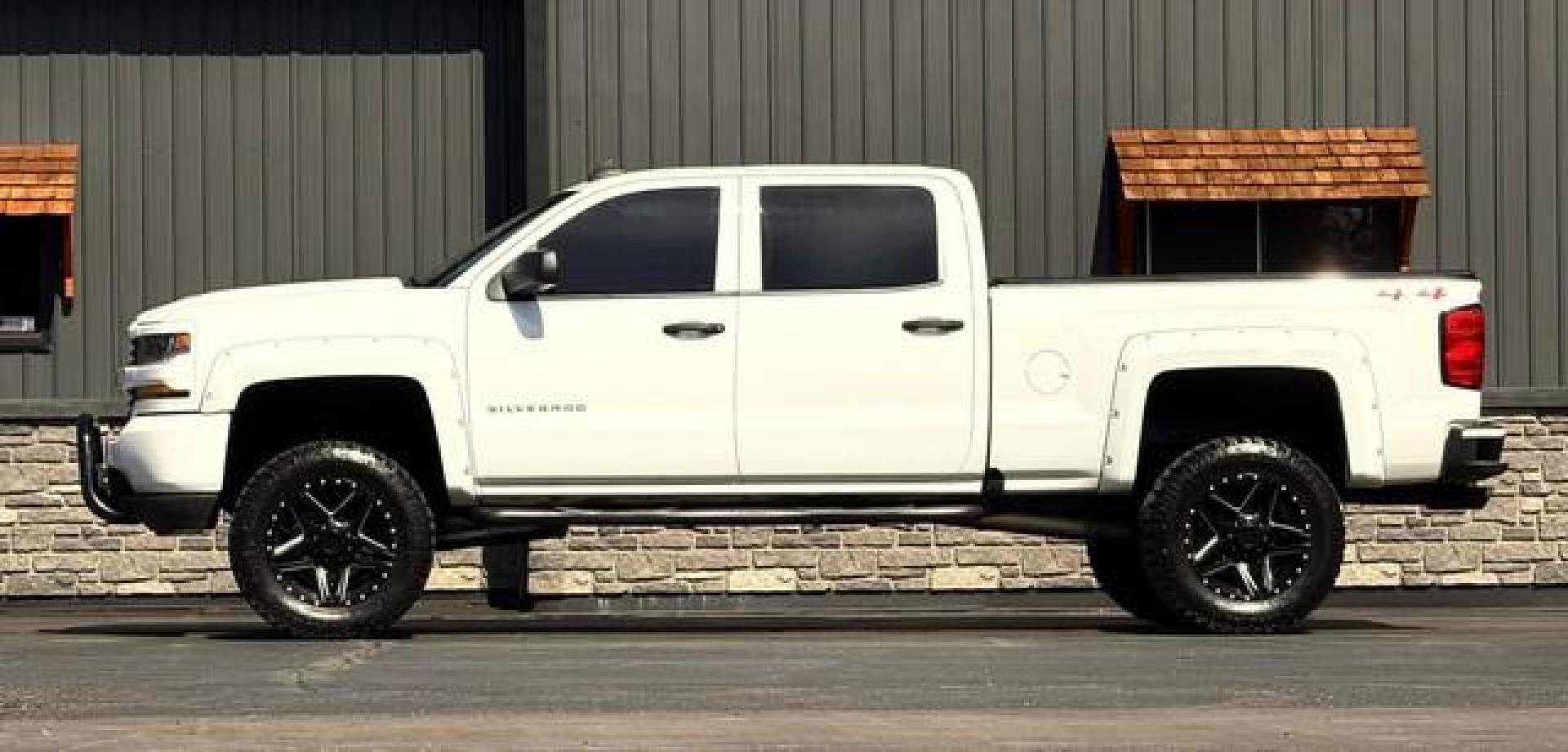 2018 WHITE CHEVROLET SILVERADO 1500 (3GCUKPEC6JG) with an V8,5.3L(325 CID),OHV engine, AUTOMATIC transmission, located at 14600 Frazho Road, Warren, MI, 48089, (586) 776-3400, 42.485996, -82.974220 - Photo#4