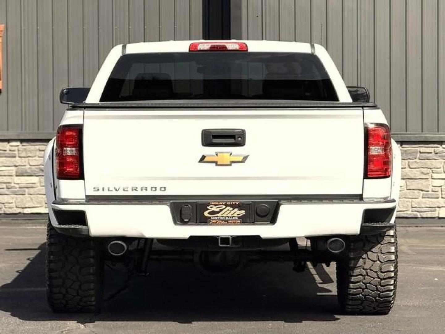 2018 WHITE CHEVROLET SILVERADO 1500 (3GCUKPEC6JG) with an V8,5.3L(325 CID),OHV engine, AUTOMATIC transmission, located at 14600 Frazho Road, Warren, MI, 48089, (586) 776-3400, 42.485996, -82.974220 - Photo#5