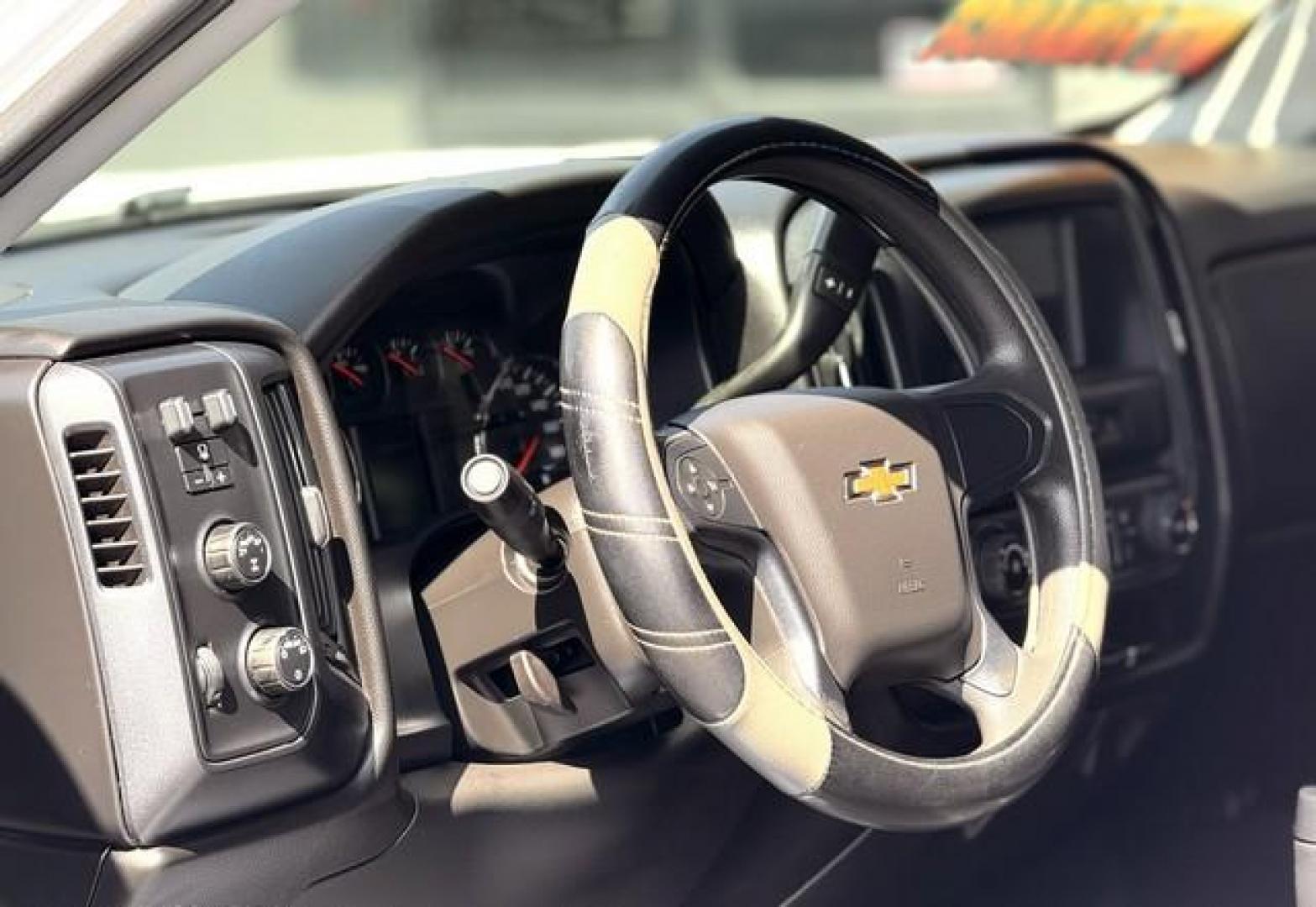 2018 WHITE CHEVROLET SILVERADO 1500 (3GCUKPEC6JG) with an V8,5.3L(325 CID),OHV engine, AUTOMATIC transmission, located at 14600 Frazho Road, Warren, MI, 48089, (586) 776-3400, 42.485996, -82.974220 - Photo#8