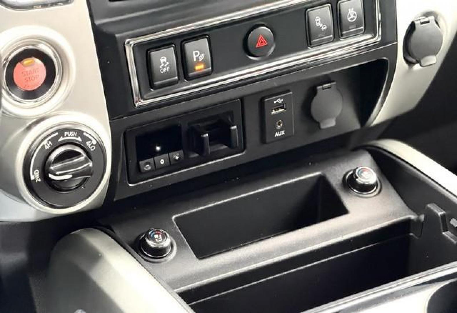 2018 WHITE NISSAN TITAN (1N6AA1E5XJN) with an V8,5.6L( CID),DOHC engine, AUTOMATIC transmission, located at 14600 Frazho Road, Warren, MI, 48089, (586) 776-3400, 42.485996, -82.974220 - Photo#16