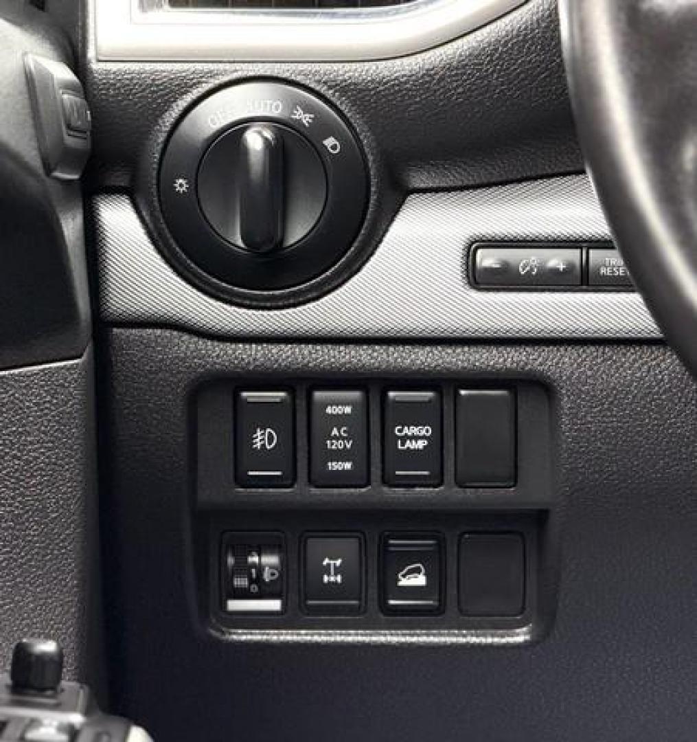 2018 WHITE NISSAN TITAN (1N6AA1E5XJN) with an V8,5.6L( CID),DOHC engine, AUTOMATIC transmission, located at 14600 Frazho Road, Warren, MI, 48089, (586) 776-3400, 42.485996, -82.974220 - Photo#17