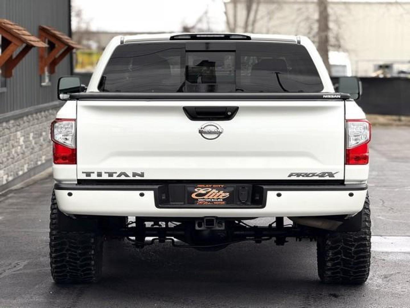 2018 WHITE NISSAN TITAN (1N6AA1E5XJN) with an V8,5.6L( CID),DOHC engine, AUTOMATIC transmission, located at 14600 Frazho Road, Warren, MI, 48089, (586) 776-3400, 42.485996, -82.974220 - Photo#6