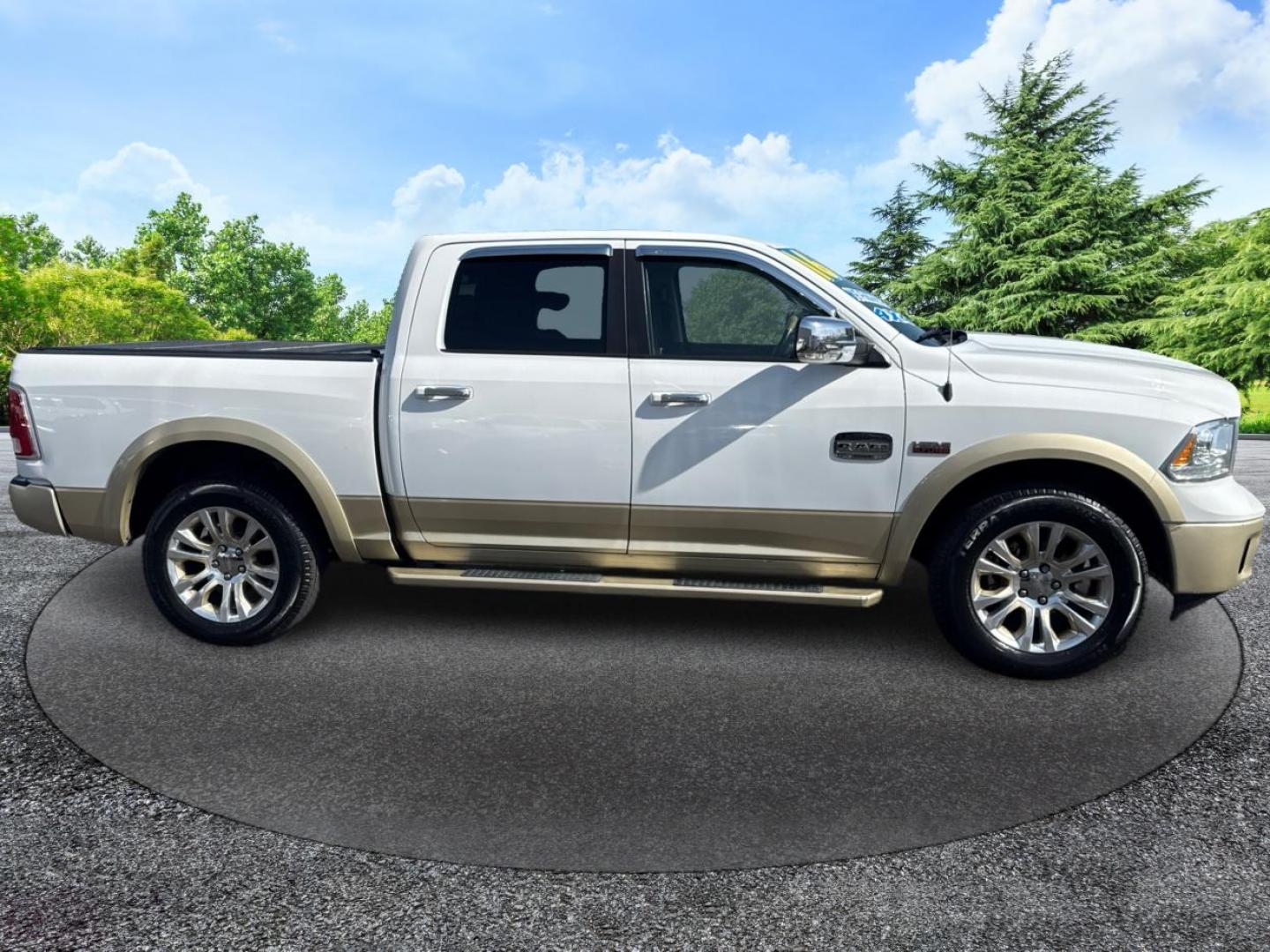 2016 WHITE RAM 1500 LONGHORN/LIMITED (1C6RR7PT5GS) with an V8,5.7L(345 CID),OHV engine, AUTOMATIC transmission, located at 14600 Frazho Road, Warren, MI, 48089, (586) 776-3400, 42.485996, -82.974220 - Photo#3
