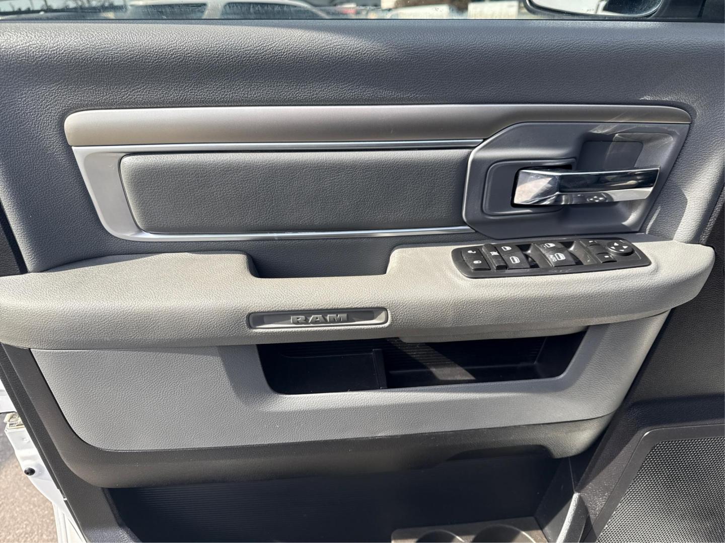 2016 WHITE RAM 1500 (1C6RR7LT2GS) with an V8,5.7L(345 CID),OHV engine, AUTOMATIC transmission, located at 14600 Frazho Road, Warren, MI, 48089, (586) 776-3400, 42.485996, -82.974220 - Photo#19