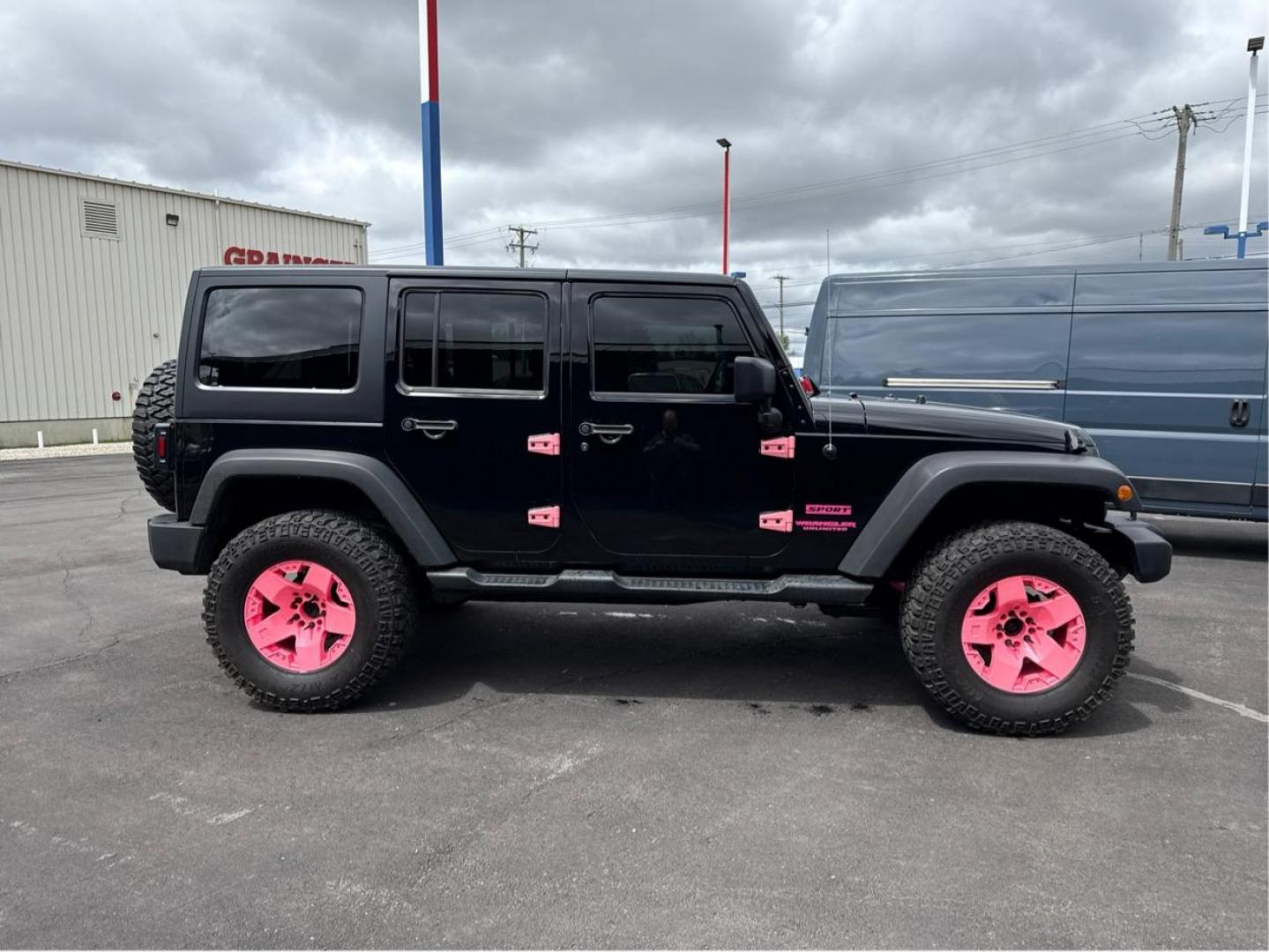 2013 BLACK JEEP WRANGLER (1C4BJWDG7DL) with an V6,3.6L(220 CID),DOHC engine, AUTOMATIC transmission, located at 14600 Frazho Road, Warren, MI, 48089, (586) 776-3400, 42.485996, -82.974220 - Photo#3