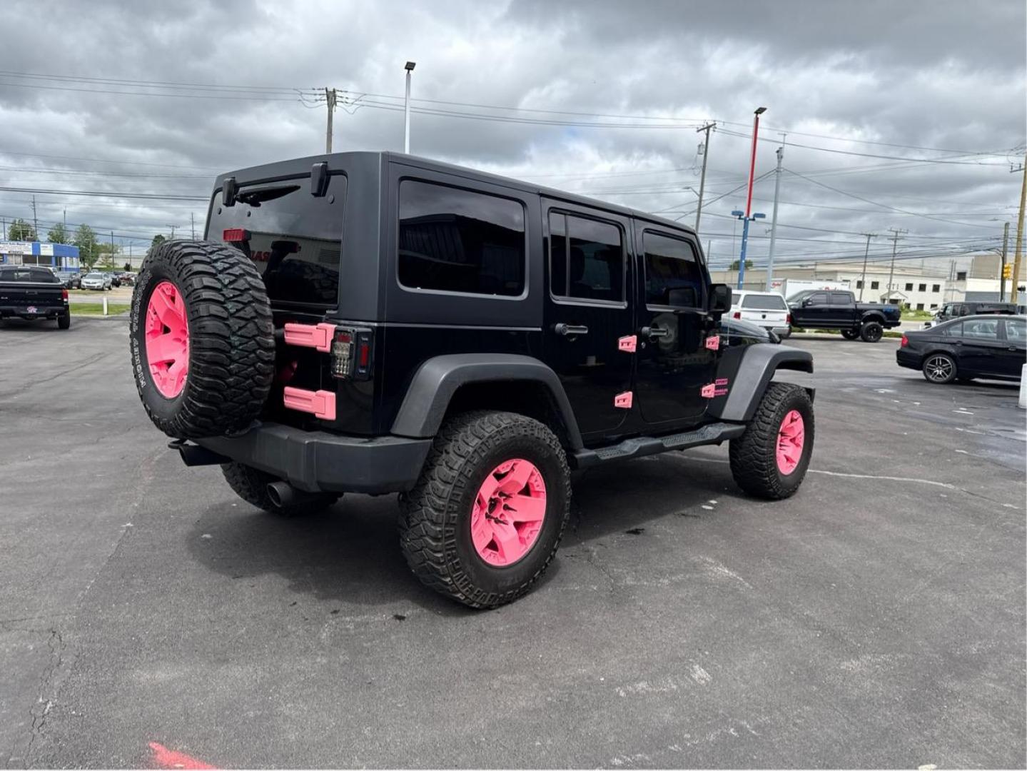 2013 BLACK JEEP WRANGLER (1C4BJWDG7DL) with an V6,3.6L(220 CID),DOHC engine, AUTOMATIC transmission, located at 14600 Frazho Road, Warren, MI, 48089, (586) 776-3400, 42.485996, -82.974220 - Photo#4