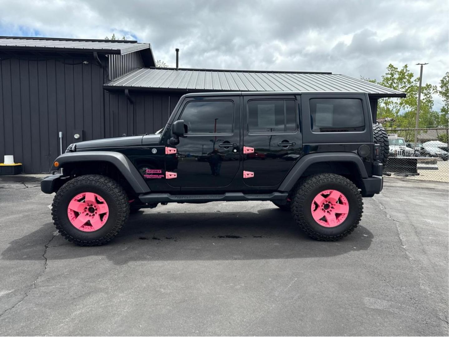 2013 BLACK JEEP WRANGLER (1C4BJWDG7DL) with an V6,3.6L(220 CID),DOHC engine, AUTOMATIC transmission, located at 14600 Frazho Road, Warren, MI, 48089, (586) 776-3400, 42.485996, -82.974220 - Photo#7