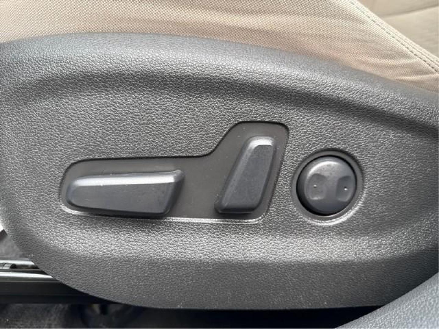 2021 WHITE HYUNDAI TUCSON LTD/SEL/SPRT/ULTIM (KM8J33AL1MU) with an L4,2.4L( CID), engine, AUTOMATIC transmission, located at 14600 Frazho Road, Warren, MI, 48089, (586) 776-3400, 42.485996, -82.974220 - Photo#18