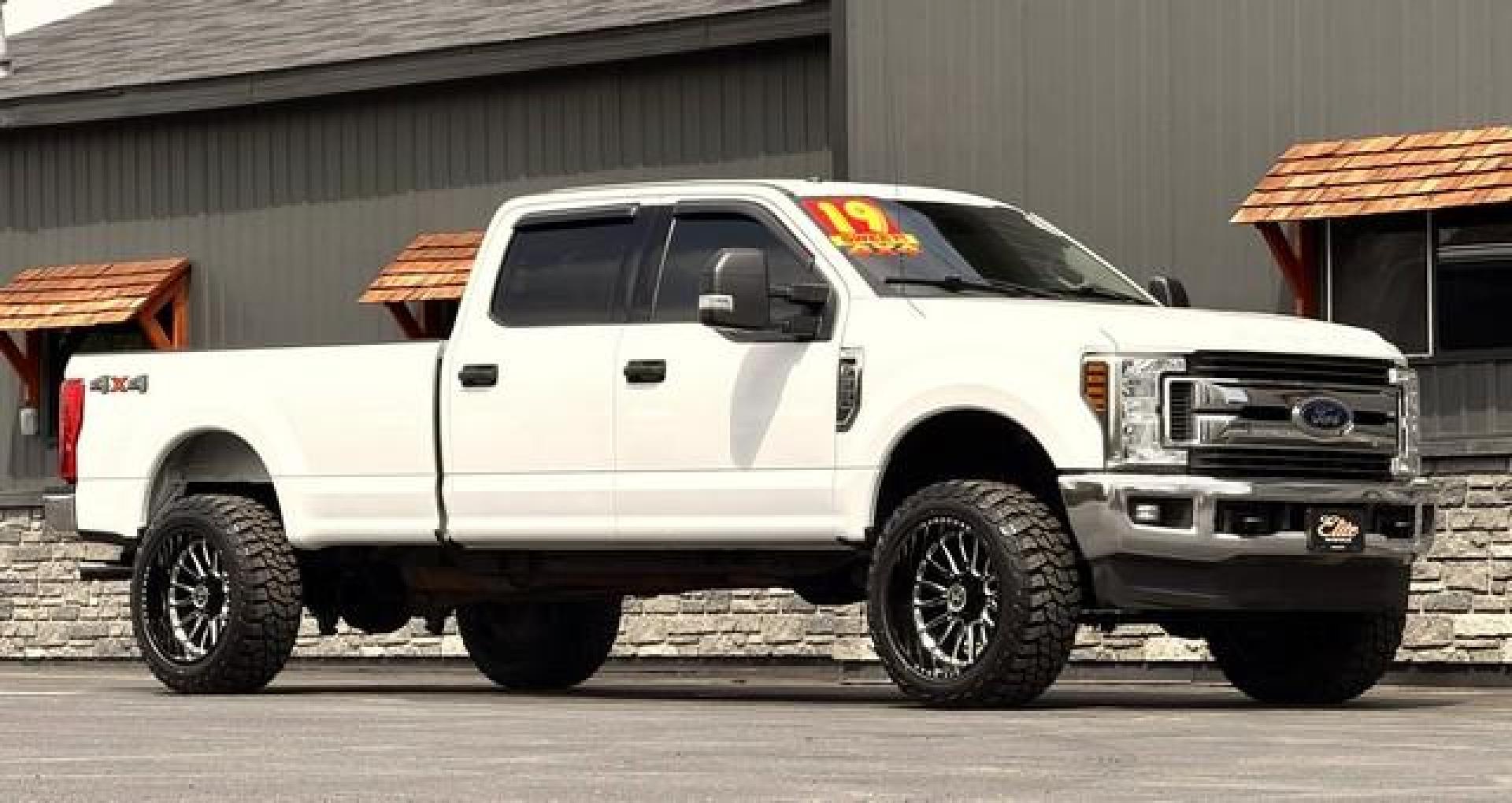 2019 WHITE FORD F-350 SUPER DUTY (1FT8W3B6XKE) with an V8,6.2L(379 CID),SOHC engine, AUTOMATIC transmission, located at 14600 Frazho Road, Warren, MI, 48089, (586) 776-3400, 42.485996, -82.974220 - Photo#0