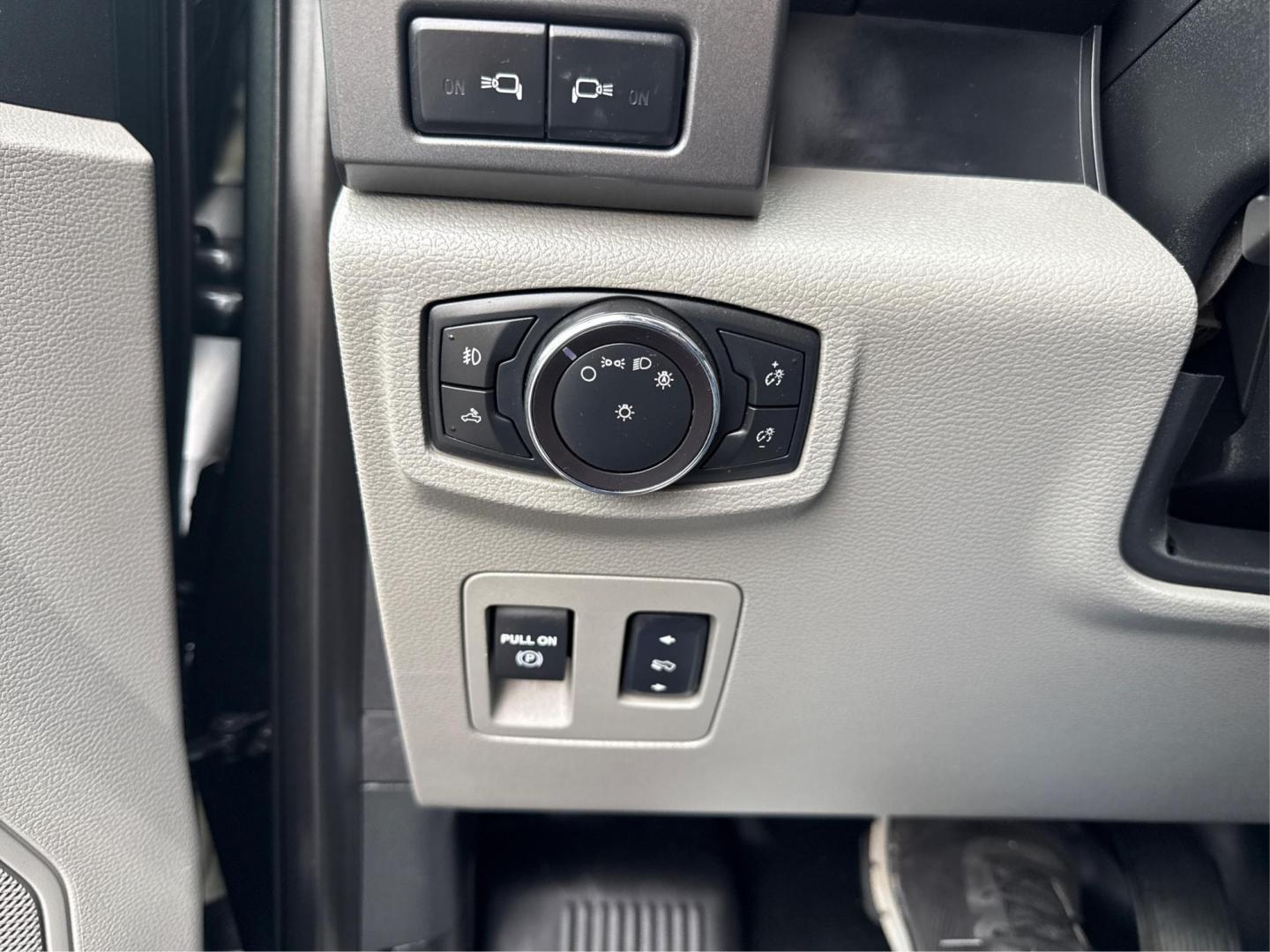 2018 GREEN FORD F-150 (1FTFW1E51JK) with an V8,5.0L(302 CID),DOHC engine, AUTOMATIC transmission, located at 14600 Frazho Road, Warren, MI, 48089, (586) 776-3400, 42.485996, -82.974220 - Photo#16