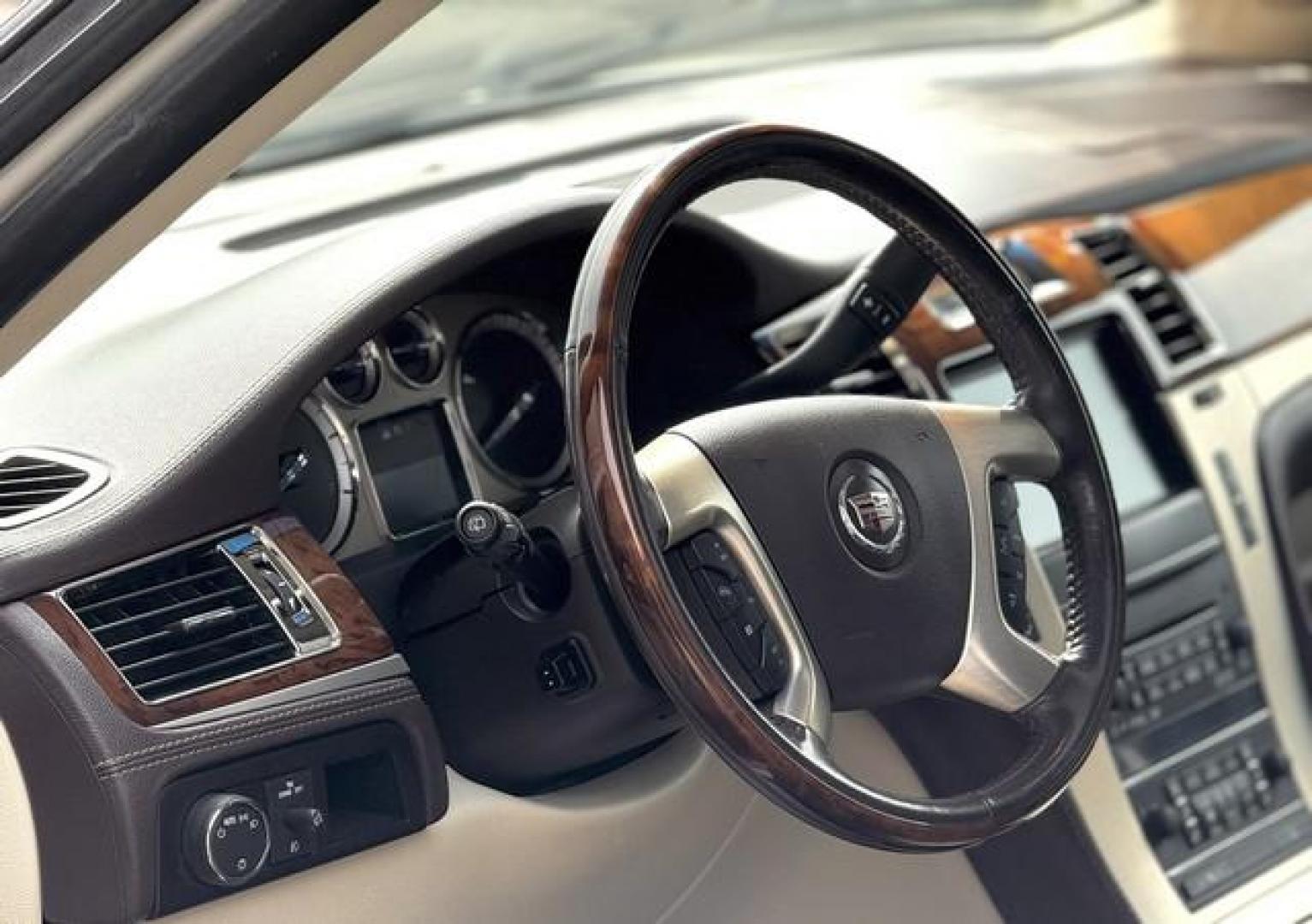 2011 WHITE CADILLAC ESCALADE (1GYS4DEF1BR) with an V8,6.2L(376 CID),OHV engine, AUTOMATIC transmission, located at 14600 Frazho Road, Warren, MI, 48089, (586) 776-3400, 42.485996, -82.974220 - Photo#9