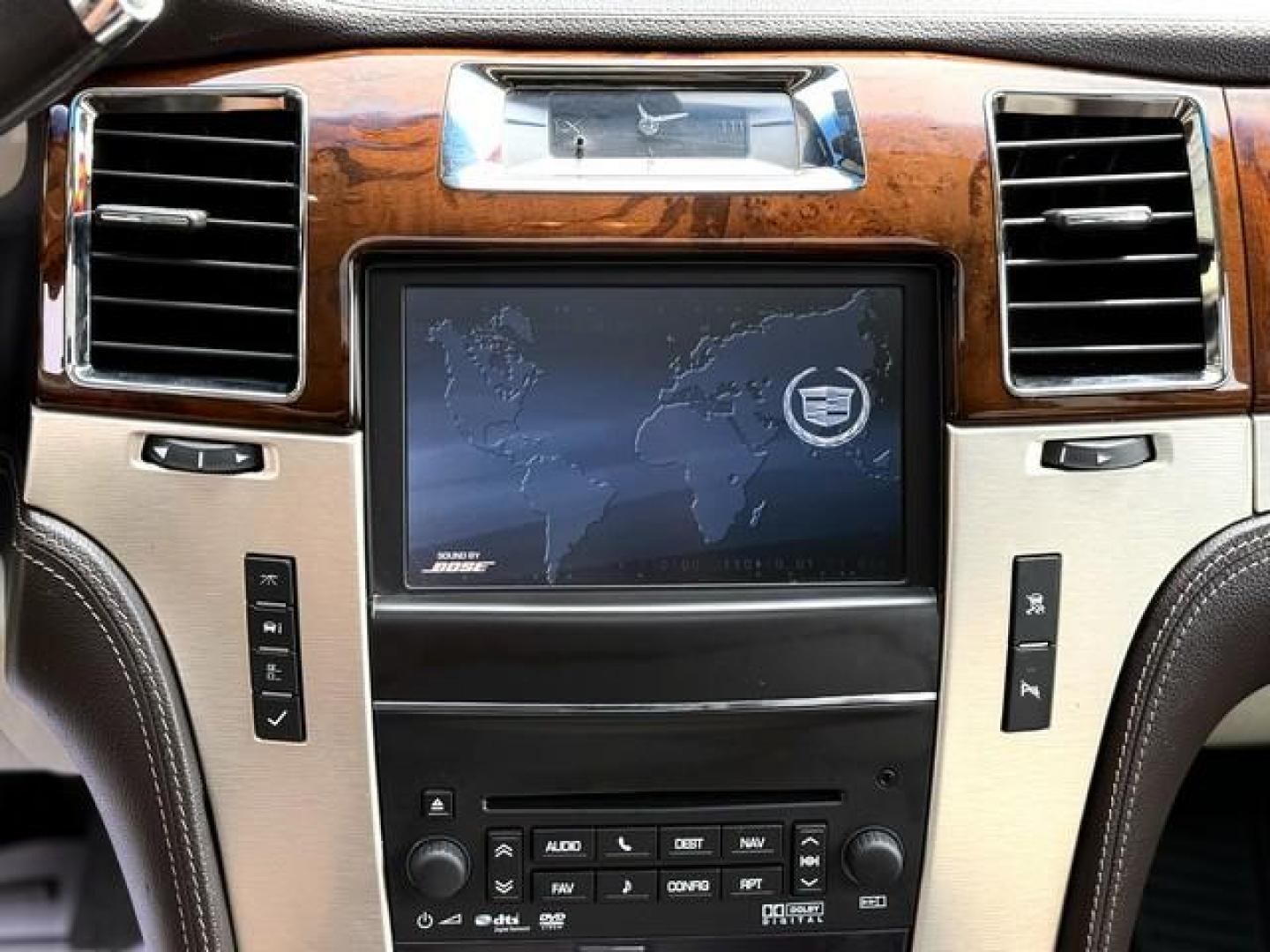 2011 WHITE CADILLAC ESCALADE (1GYS4DEF1BR) with an V8,6.2L(376 CID),OHV engine, AUTOMATIC transmission, located at 14600 Frazho Road, Warren, MI, 48089, (586) 776-3400, 42.485996, -82.974220 - Photo#13