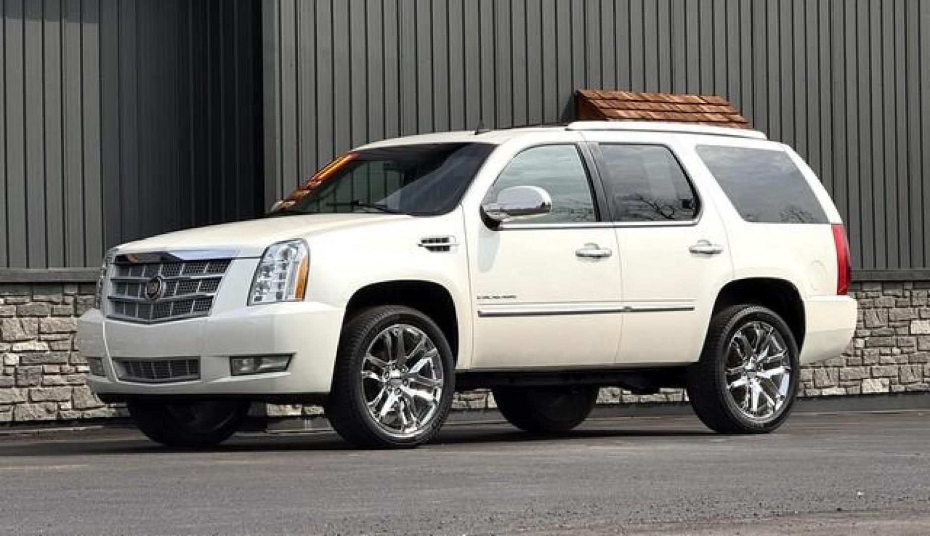 2011 WHITE CADILLAC ESCALADE (1GYS4DEF1BR) with an V8,6.2L(376 CID),OHV engine, AUTOMATIC transmission, located at 14600 Frazho Road, Warren, MI, 48089, (586) 776-3400, 42.485996, -82.974220 - Photo#3
