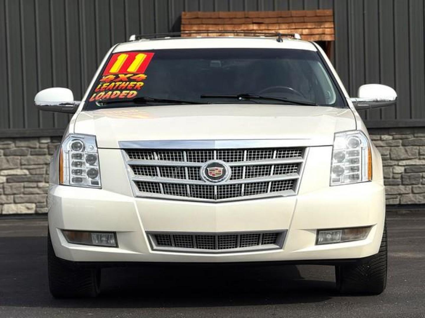 2011 WHITE CADILLAC ESCALADE (1GYS4DEF1BR) with an V8,6.2L(376 CID),OHV engine, AUTOMATIC transmission, located at 14600 Frazho Road, Warren, MI, 48089, (586) 776-3400, 42.485996, -82.974220 - Photo#4