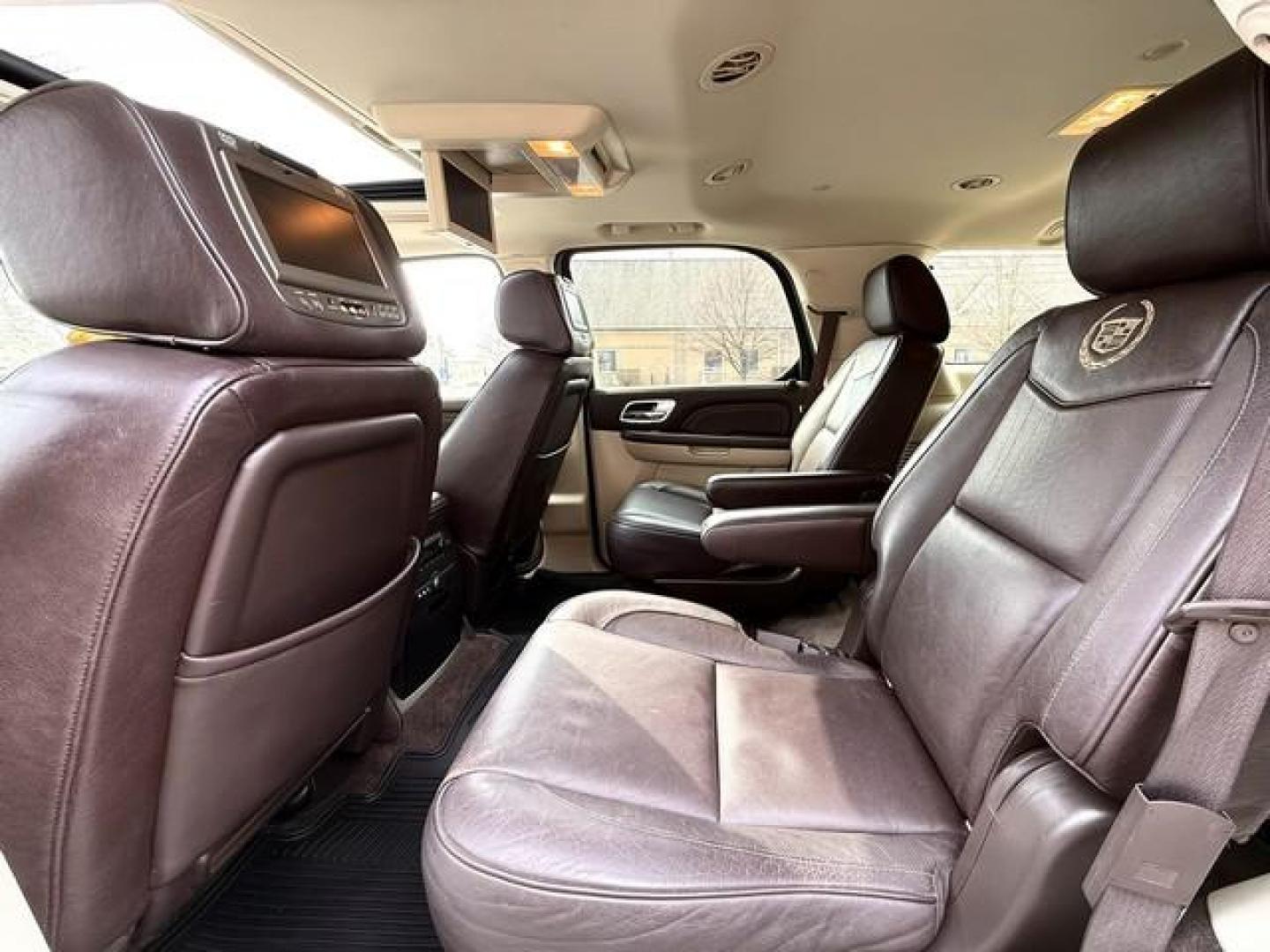 2011 WHITE CADILLAC ESCALADE (1GYS4DEF1BR) with an V8,6.2L(376 CID),OHV engine, AUTOMATIC transmission, located at 14600 Frazho Road, Warren, MI, 48089, (586) 776-3400, 42.485996, -82.974220 - Photo#7