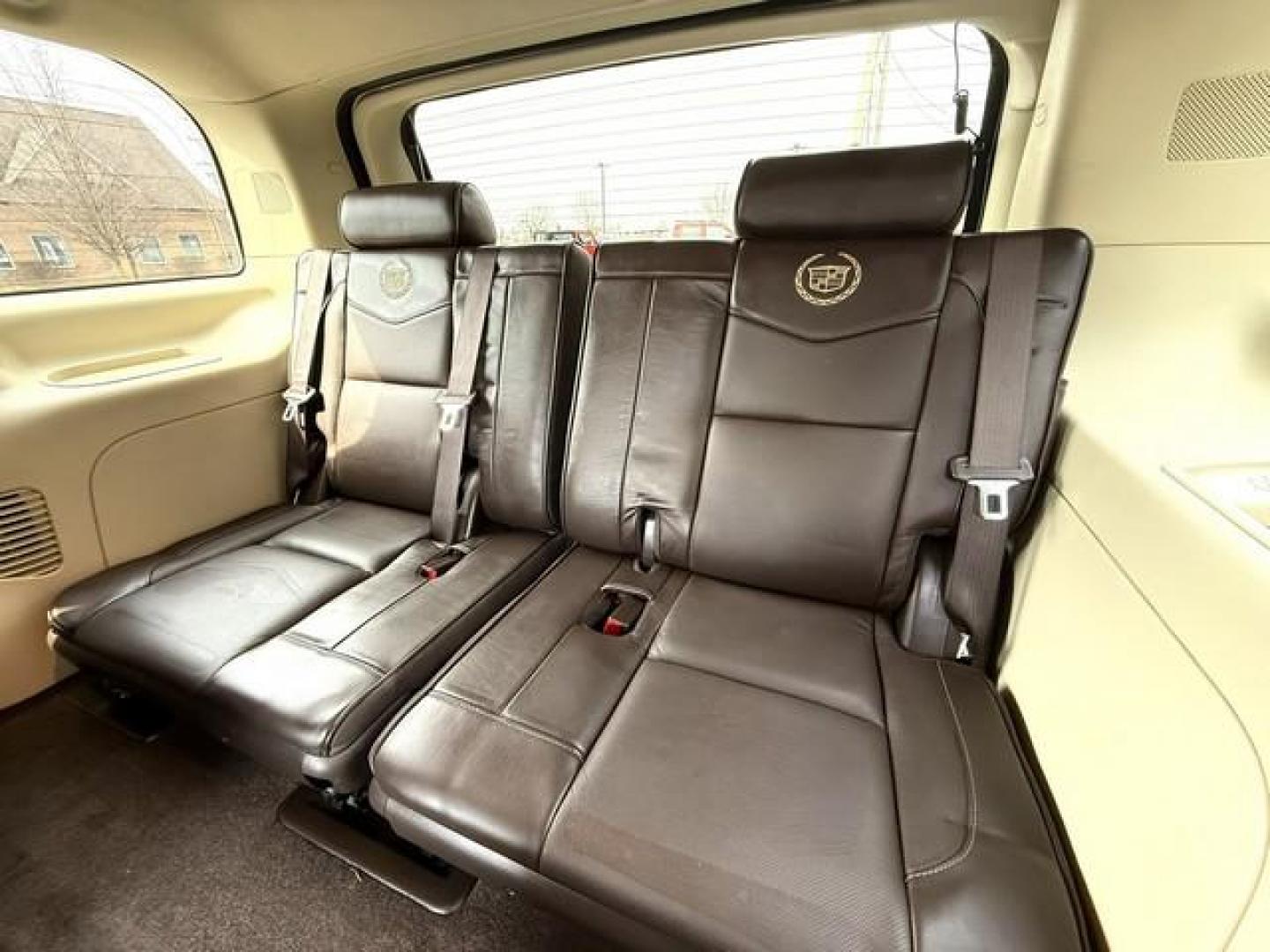 2011 WHITE CADILLAC ESCALADE (1GYS4DEF1BR) with an V8,6.2L(376 CID),OHV engine, AUTOMATIC transmission, located at 14600 Frazho Road, Warren, MI, 48089, (586) 776-3400, 42.485996, -82.974220 - Photo#8