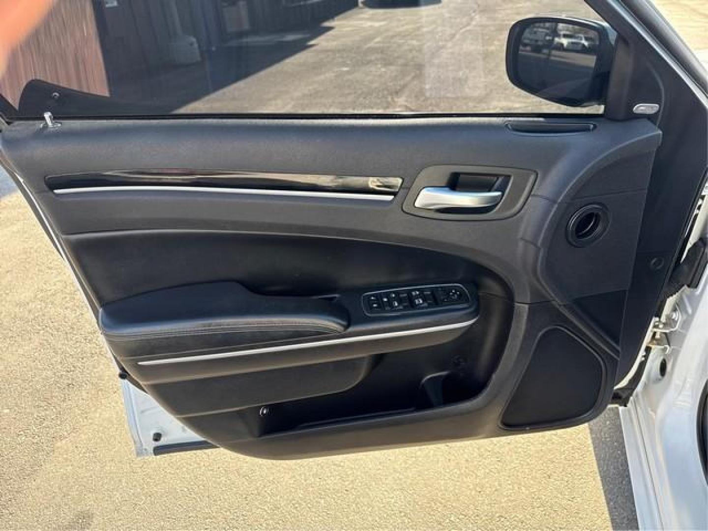 2019 WHITE CHRYSLER 300 (2C3CCABG0KH) with an V6,3.6L(220 CID),DOHC engine, AUTOMATIC transmission, located at 14600 Frazho Road, Warren, MI, 48089, (586) 776-3400, 42.485996, -82.974220 - Photo#19