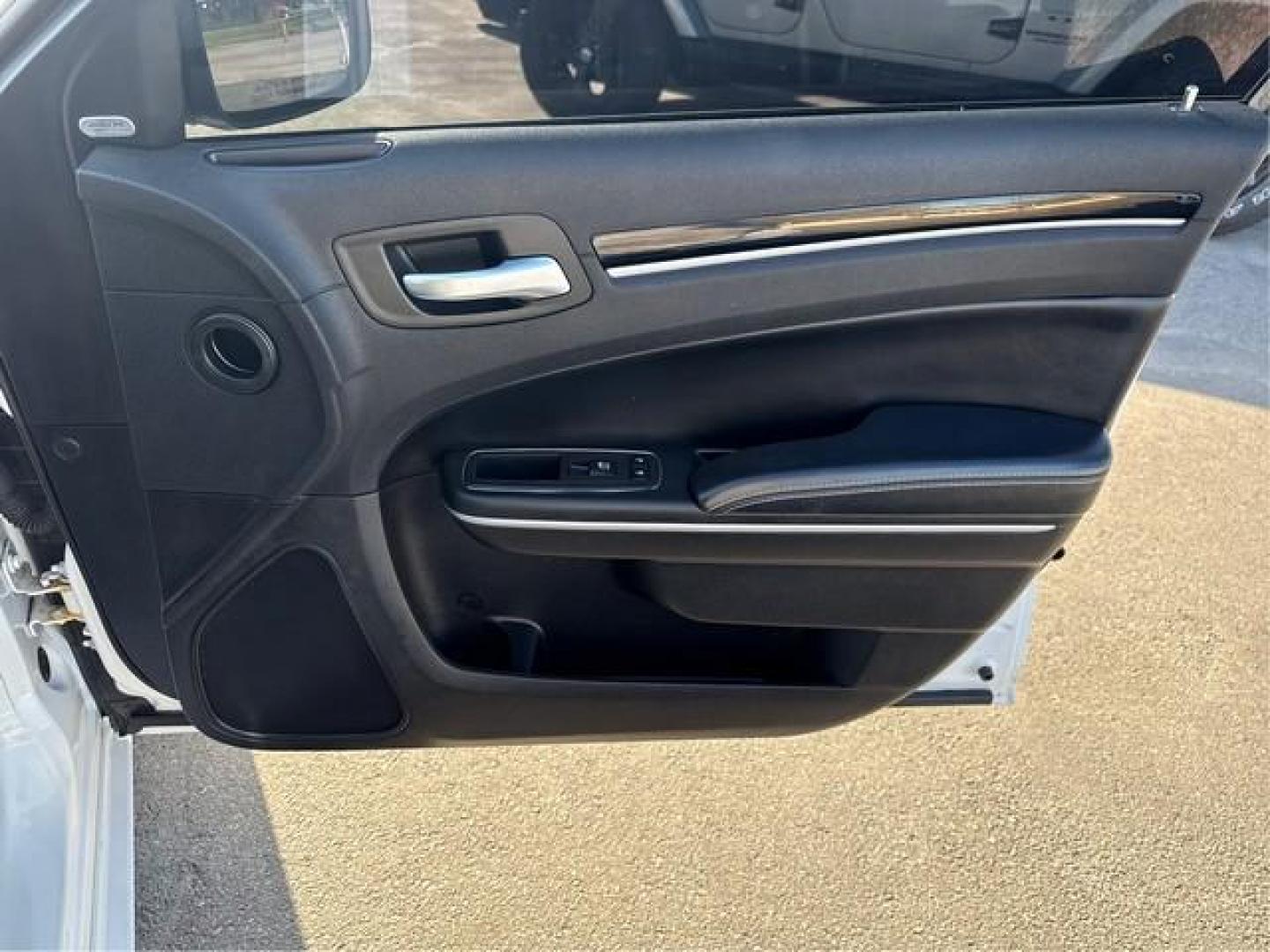 2019 WHITE CHRYSLER 300 (2C3CCABG0KH) with an V6,3.6L(220 CID),DOHC engine, AUTOMATIC transmission, located at 14600 Frazho Road, Warren, MI, 48089, (586) 776-3400, 42.485996, -82.974220 - Photo#20