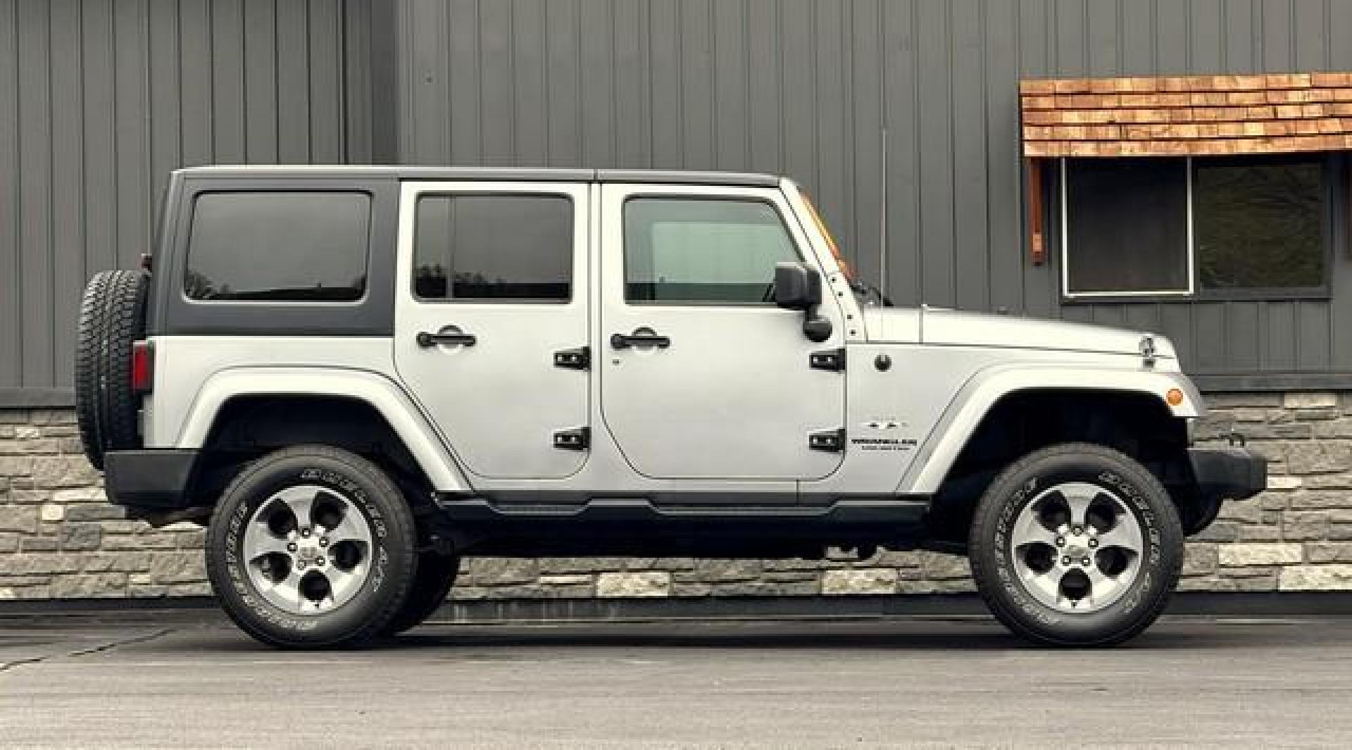 2016 SILVER JEEP WRANGLER (1C4BJWEG4GL) with an V6,3.6L(220 CID),DOHC engine, AUTOMATIC transmission, located at 14600 Frazho Road, Warren, MI, 48089, (586) 776-3400, 42.485996, -82.974220 - Photo#2