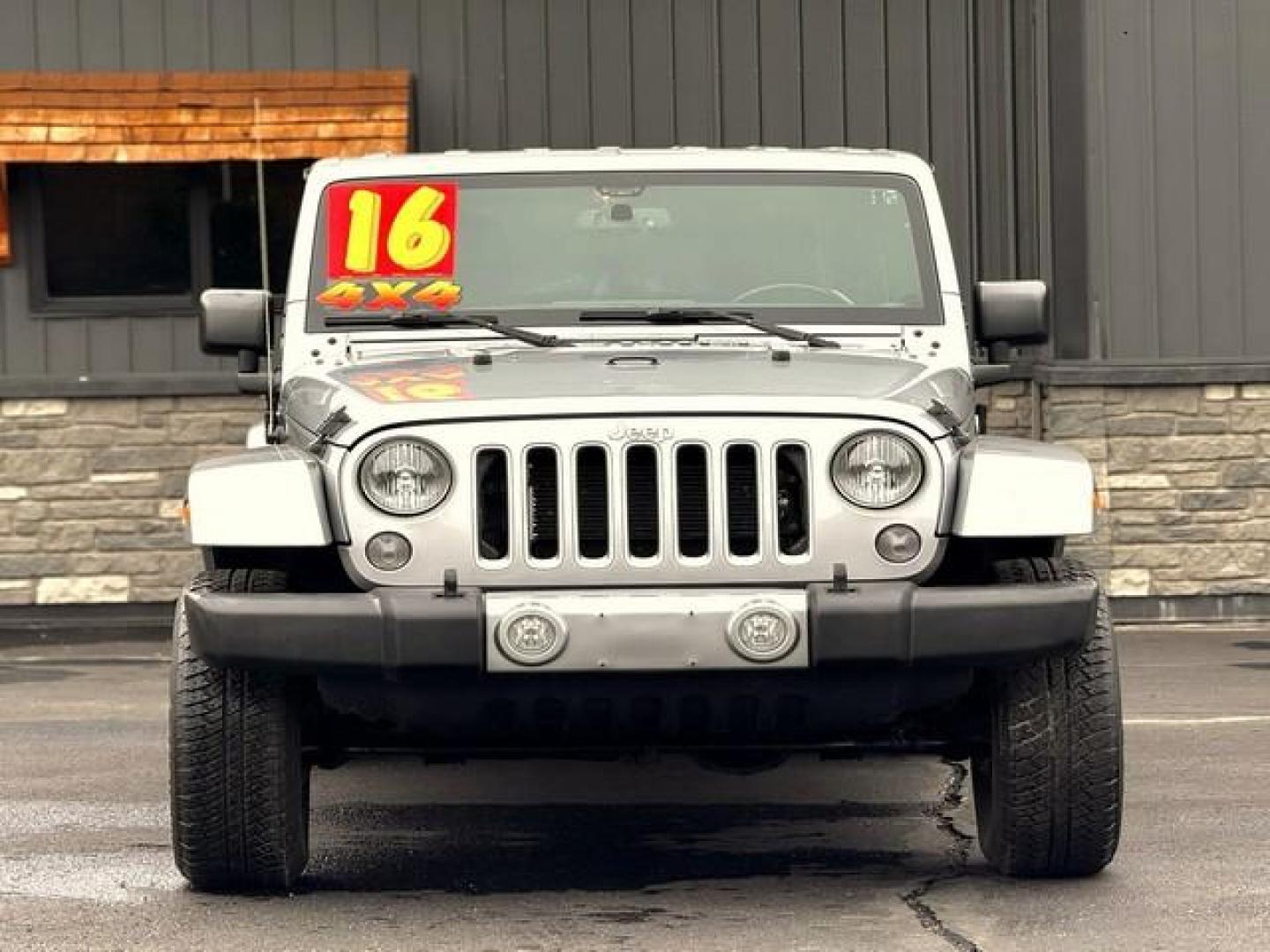 2016 SILVER JEEP WRANGLER (1C4BJWEG4GL) with an V6,3.6L(220 CID),DOHC engine, AUTOMATIC transmission, located at 14600 Frazho Road, Warren, MI, 48089, (586) 776-3400, 42.485996, -82.974220 - Photo#4