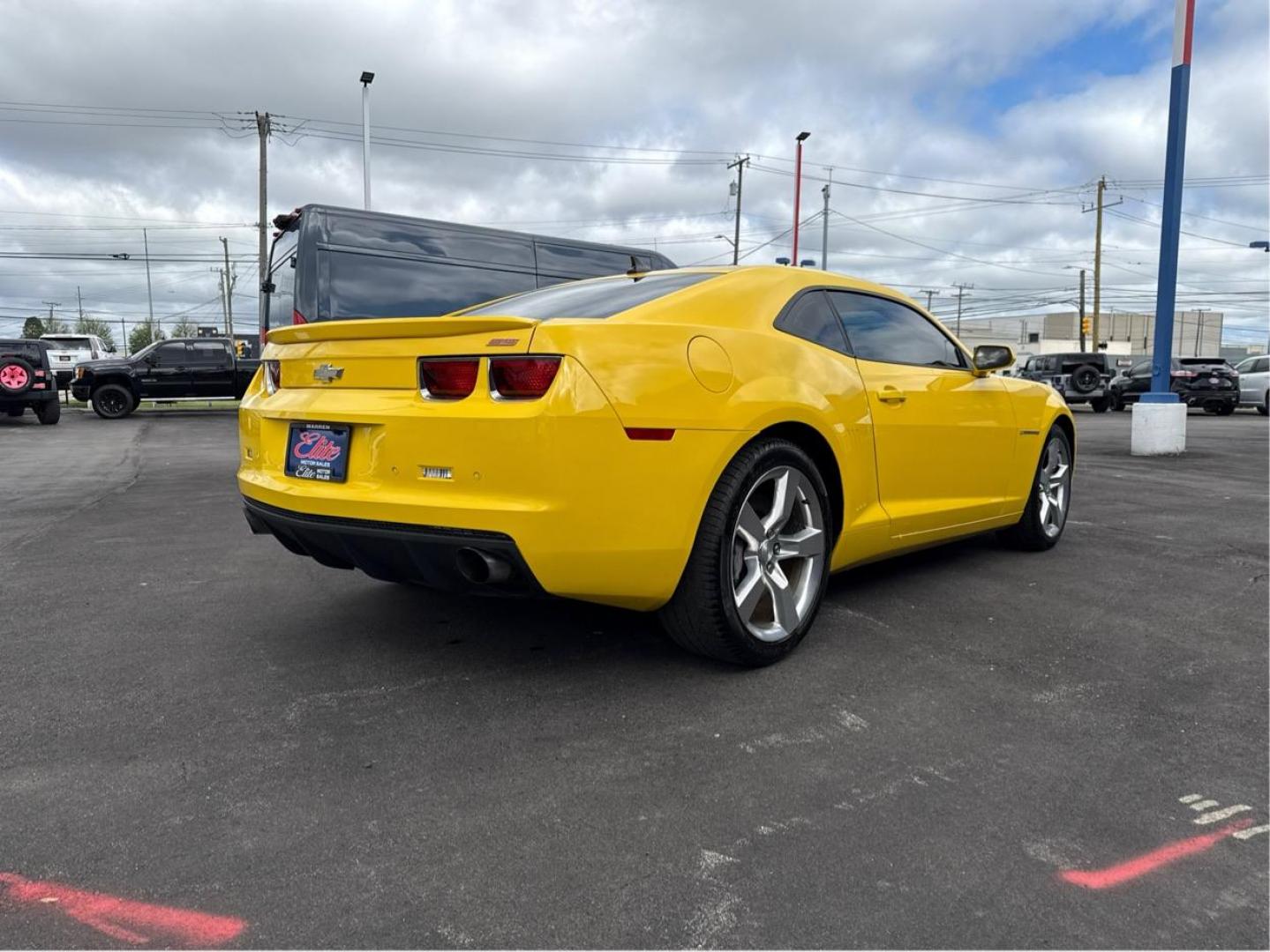 2011 YELLOW CHEVROLET CAMARO (2G1FK1EJ0B9) with an V8,6.2L(376 CID),OHV engine, AUTOMATIC transmission, located at 14600 Frazho Road, Warren, MI, 48089, (586) 776-3400, 42.485996, -82.974220 - Photo#4