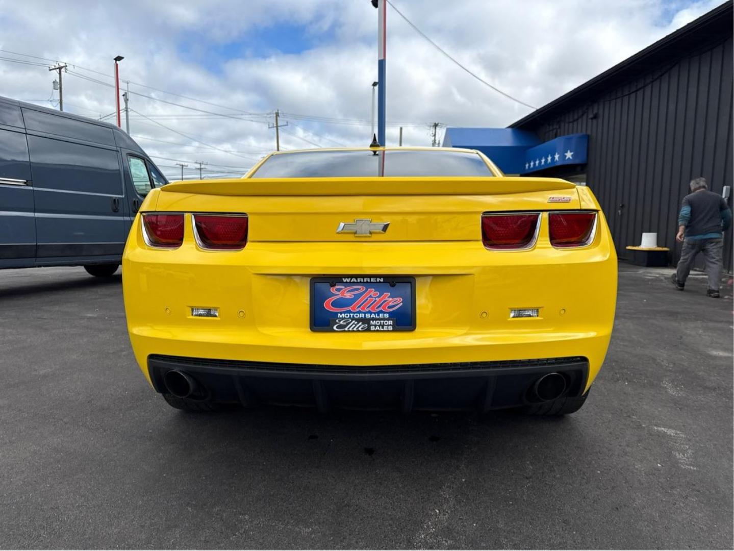 2011 YELLOW CHEVROLET CAMARO (2G1FK1EJ0B9) with an V8,6.2L(376 CID),OHV engine, AUTOMATIC transmission, located at 14600 Frazho Road, Warren, MI, 48089, (586) 776-3400, 42.485996, -82.974220 - Photo#5