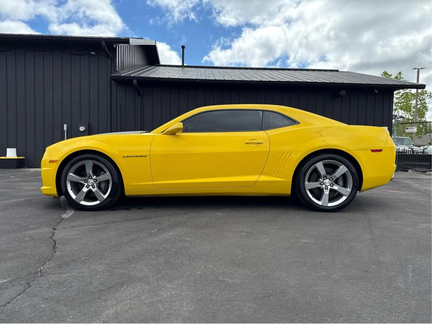 2011 YELLOW CHEVROLET CAMARO (2G1FK1EJ0B9) with an V8,6.2L(376 CID),OHV engine, AUTOMATIC transmission, located at 14600 Frazho Road, Warren, MI, 48089, (586) 776-3400, 42.485996, -82.974220 - Photo#7
