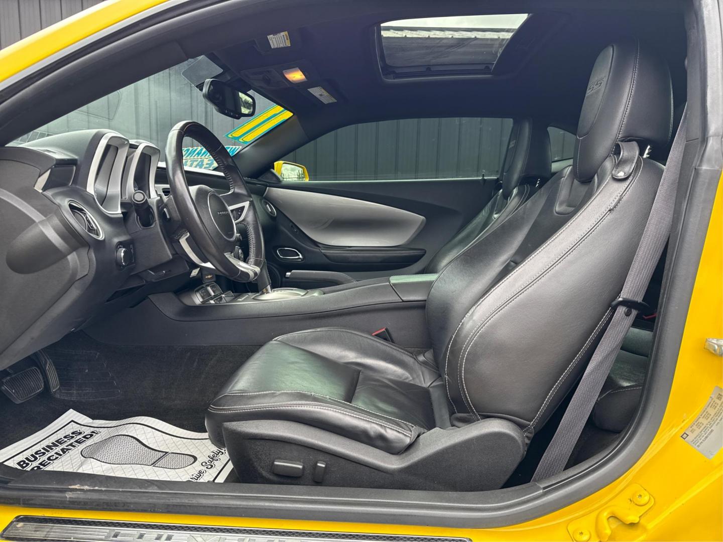 2011 YELLOW CHEVROLET CAMARO (2G1FK1EJ0B9) with an V8,6.2L(376 CID),OHV engine, AUTOMATIC transmission, located at 14600 Frazho Road, Warren, MI, 48089, (586) 776-3400, 42.485996, -82.974220 - Photo#8