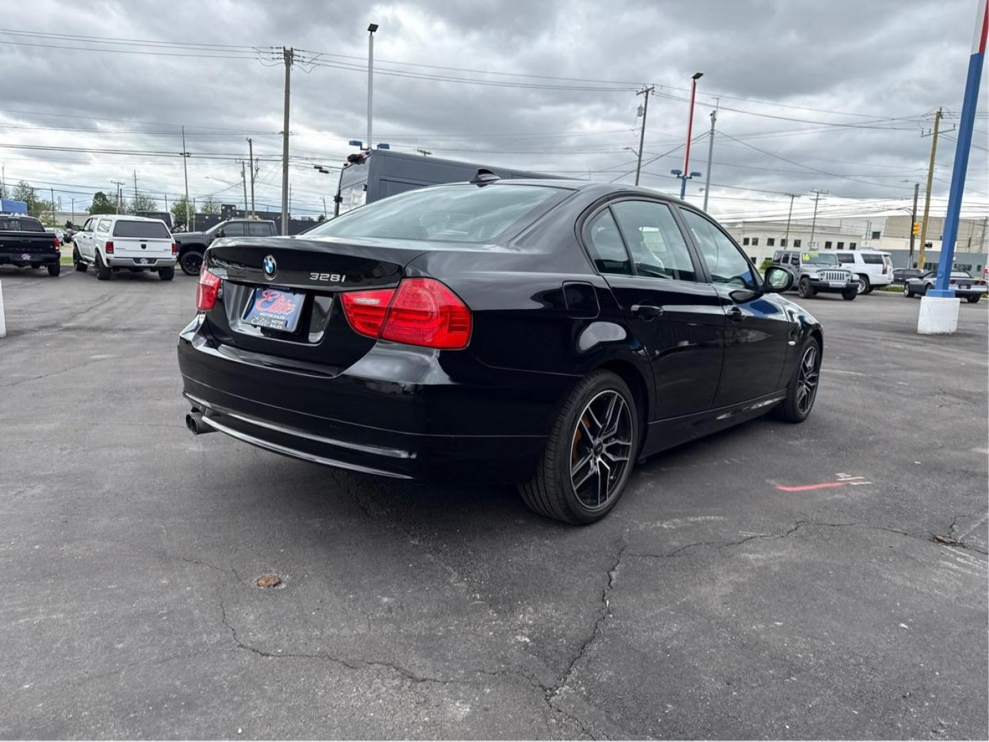 2011 BLACK BMW 328I XDRIVE (WBAPK7C57BA) with an L6,3.0L(183 CID),DOHC engine, AUTOMATIC transmission, located at 14600 Frazho Road, Warren, MI, 48089, (586) 776-3400, 42.485996, -82.974220 - Photo#4