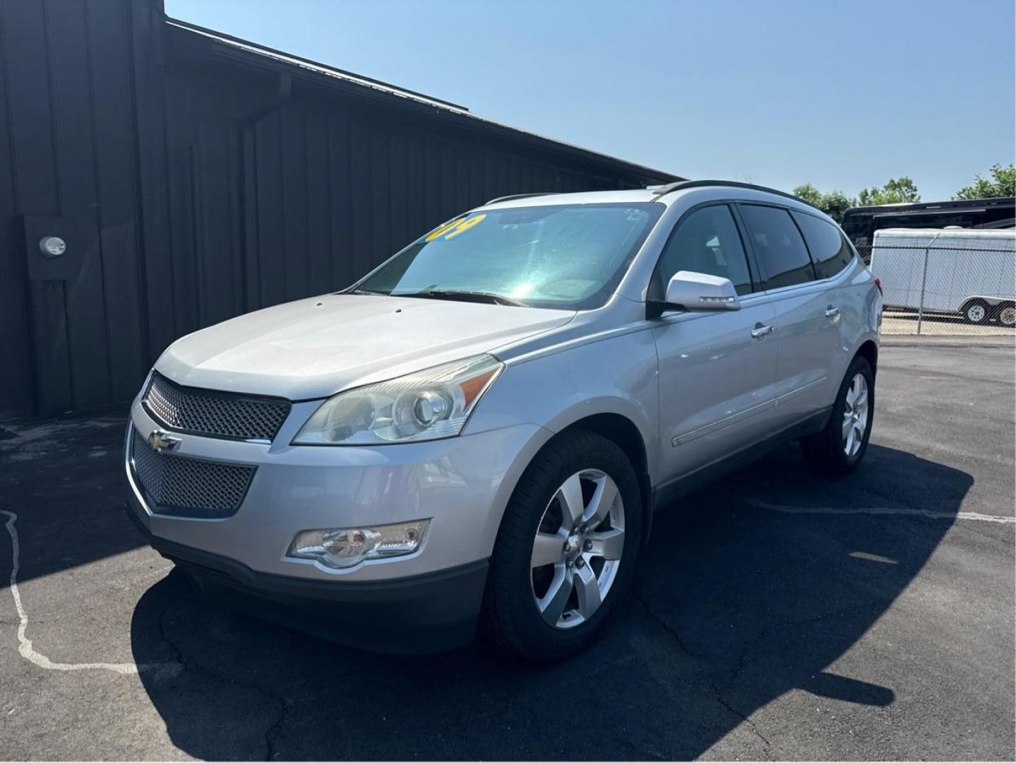 2009 SILVER CHEVROLET TRAVERSE (1GNEV33D59S) with an V6,3.6L(217 CID),DOHC engine, AUTOMATIC transmission, located at 14600 Frazho Road, Warren, MI, 48089, (586) 776-3400, 42.485996, -82.974220 - Photo#0