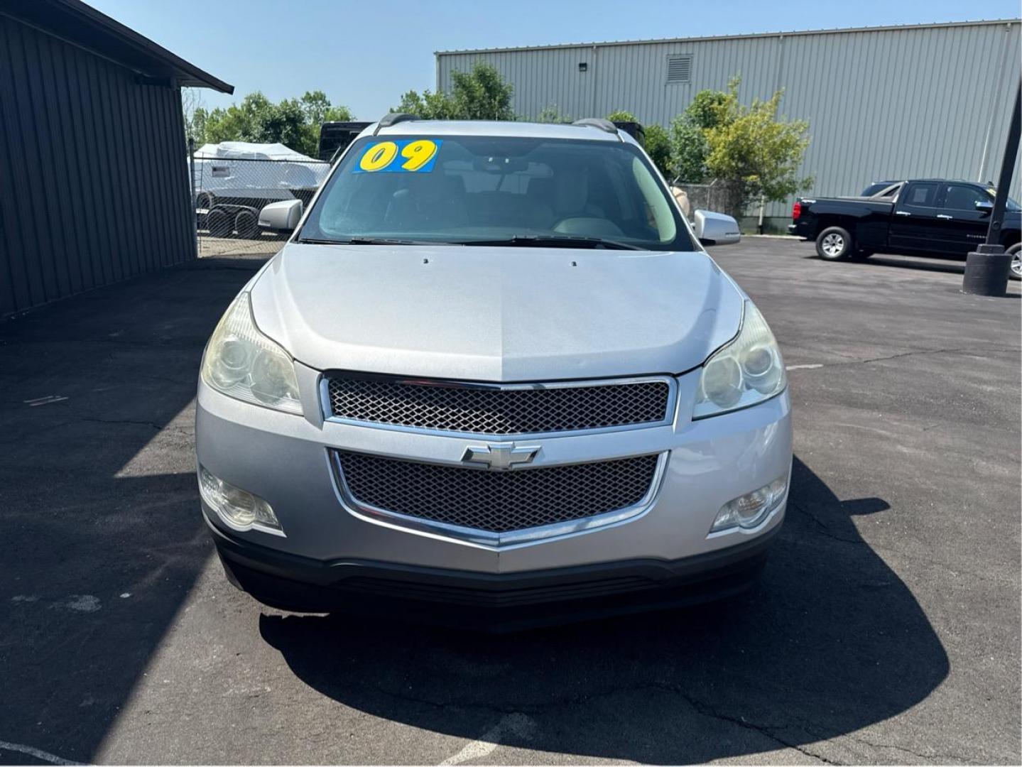 2009 SILVER CHEVROLET TRAVERSE (1GNEV33D59S) with an V6,3.6L(217 CID),DOHC engine, AUTOMATIC transmission, located at 14600 Frazho Road, Warren, MI, 48089, (586) 776-3400, 42.485996, -82.974220 - Photo#1