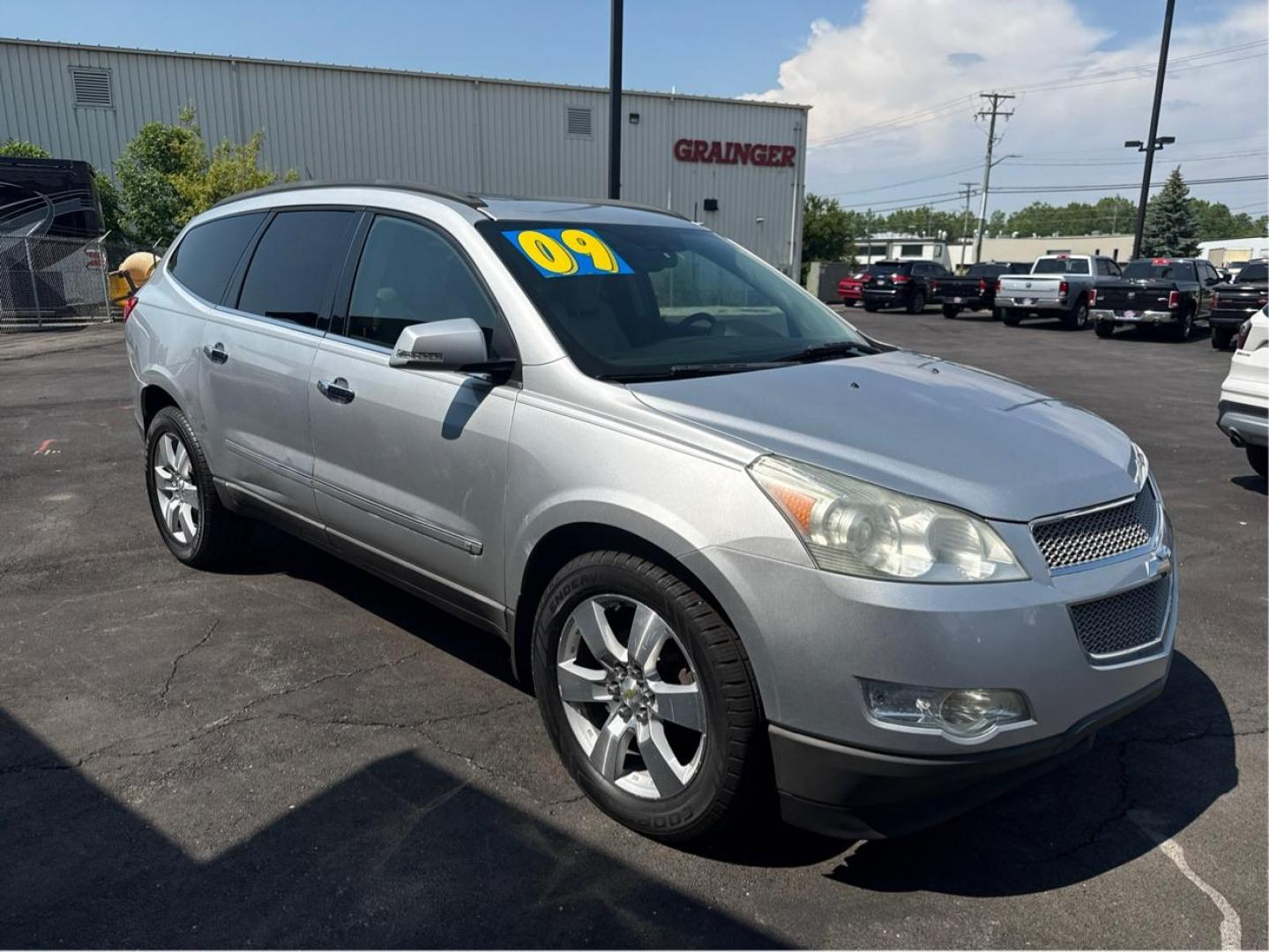 2009 SILVER CHEVROLET TRAVERSE (1GNEV33D59S) with an V6,3.6L(217 CID),DOHC engine, AUTOMATIC transmission, located at 14600 Frazho Road, Warren, MI, 48089, (586) 776-3400, 42.485996, -82.974220 - Photo#2