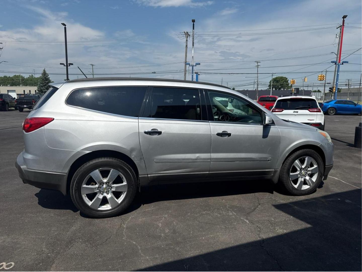 2009 SILVER CHEVROLET TRAVERSE (1GNEV33D59S) with an V6,3.6L(217 CID),DOHC engine, AUTOMATIC transmission, located at 14600 Frazho Road, Warren, MI, 48089, (586) 776-3400, 42.485996, -82.974220 - Photo#3