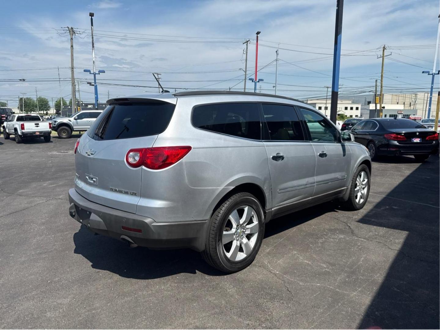 2009 SILVER CHEVROLET TRAVERSE (1GNEV33D59S) with an V6,3.6L(217 CID),DOHC engine, AUTOMATIC transmission, located at 14600 Frazho Road, Warren, MI, 48089, (586) 776-3400, 42.485996, -82.974220 - Photo#4