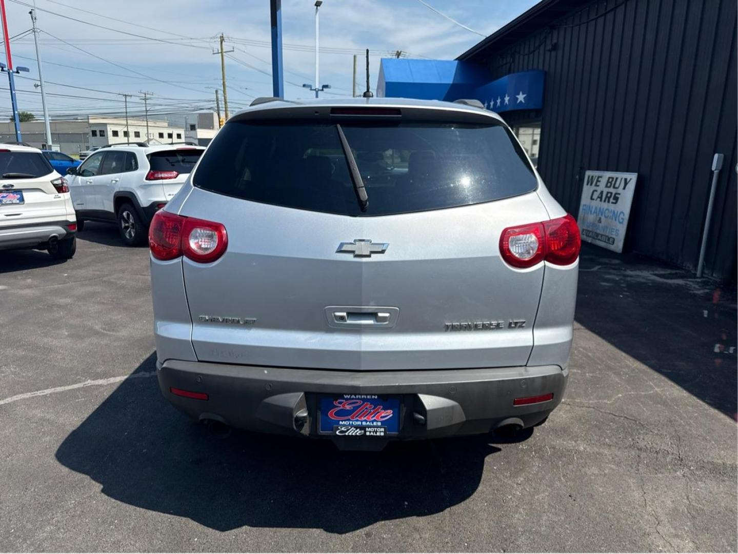 2009 SILVER CHEVROLET TRAVERSE (1GNEV33D59S) with an V6,3.6L(217 CID),DOHC engine, AUTOMATIC transmission, located at 14600 Frazho Road, Warren, MI, 48089, (586) 776-3400, 42.485996, -82.974220 - Photo#5