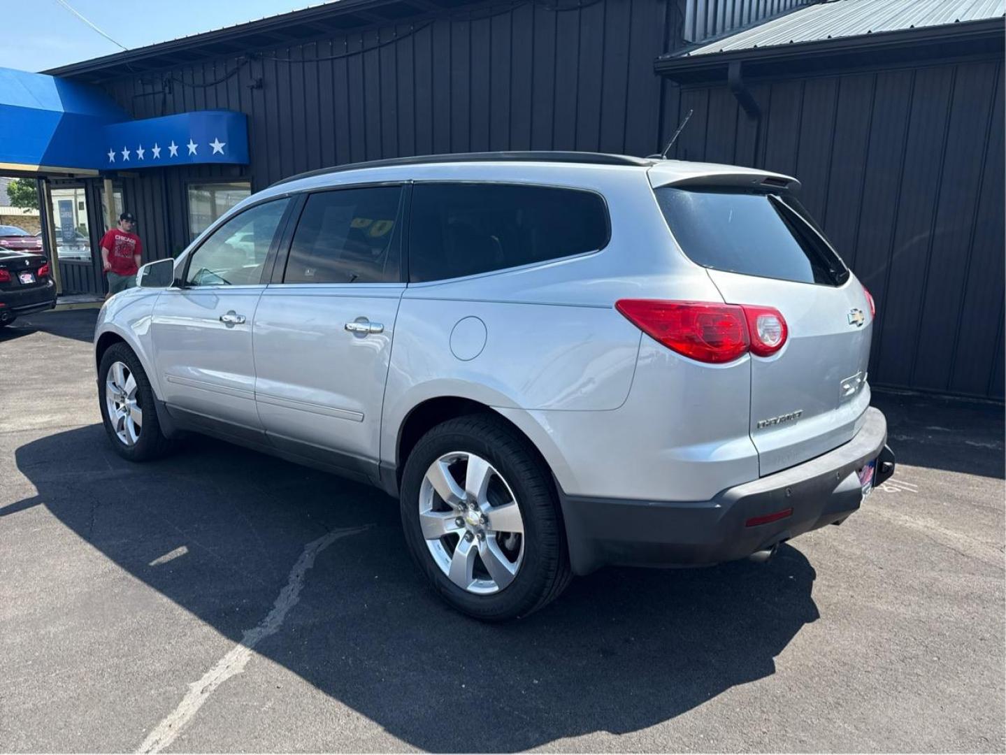 2009 SILVER CHEVROLET TRAVERSE (1GNEV33D59S) with an V6,3.6L(217 CID),DOHC engine, AUTOMATIC transmission, located at 14600 Frazho Road, Warren, MI, 48089, (586) 776-3400, 42.485996, -82.974220 - Photo#6