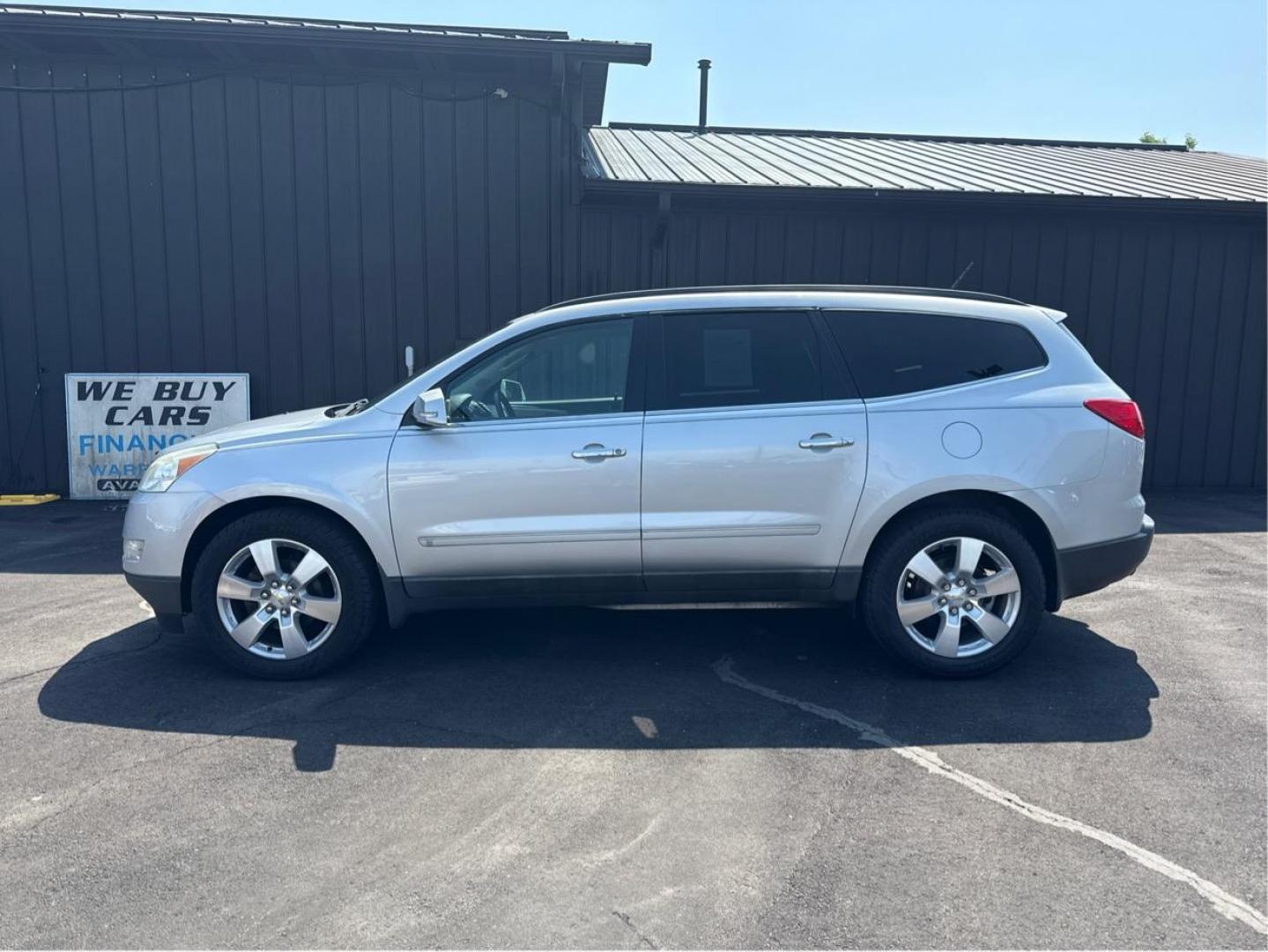 2009 SILVER CHEVROLET TRAVERSE (1GNEV33D59S) with an V6,3.6L(217 CID),DOHC engine, AUTOMATIC transmission, located at 14600 Frazho Road, Warren, MI, 48089, (586) 776-3400, 42.485996, -82.974220 - Photo#7