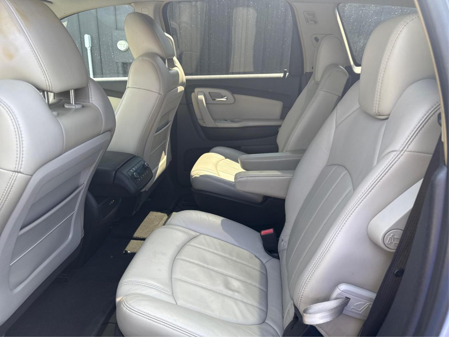 2009 SILVER CHEVROLET TRAVERSE (1GNEV33D59S) with an V6,3.6L(217 CID),DOHC engine, AUTOMATIC transmission, located at 14600 Frazho Road, Warren, MI, 48089, (586) 776-3400, 42.485996, -82.974220 - Photo#9