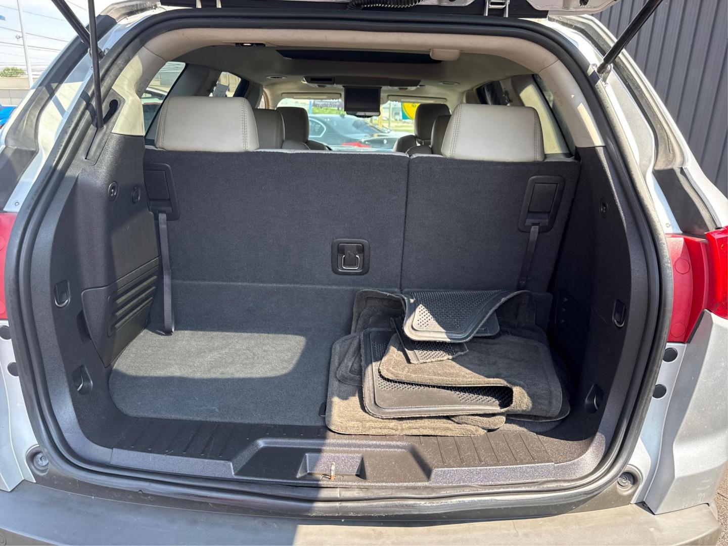 2009 SILVER CHEVROLET TRAVERSE (1GNEV33D59S) with an V6,3.6L(217 CID),DOHC engine, AUTOMATIC transmission, located at 14600 Frazho Road, Warren, MI, 48089, (586) 776-3400, 42.485996, -82.974220 - Photo#11