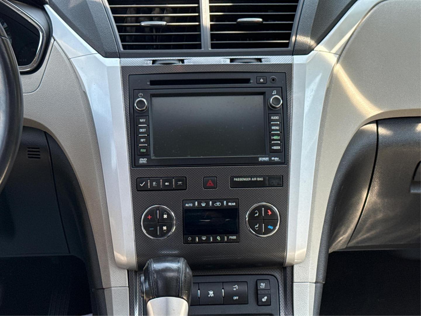 2009 SILVER CHEVROLET TRAVERSE (1GNEV33D59S) with an V6,3.6L(217 CID),DOHC engine, AUTOMATIC transmission, located at 14600 Frazho Road, Warren, MI, 48089, (586) 776-3400, 42.485996, -82.974220 - Photo#12