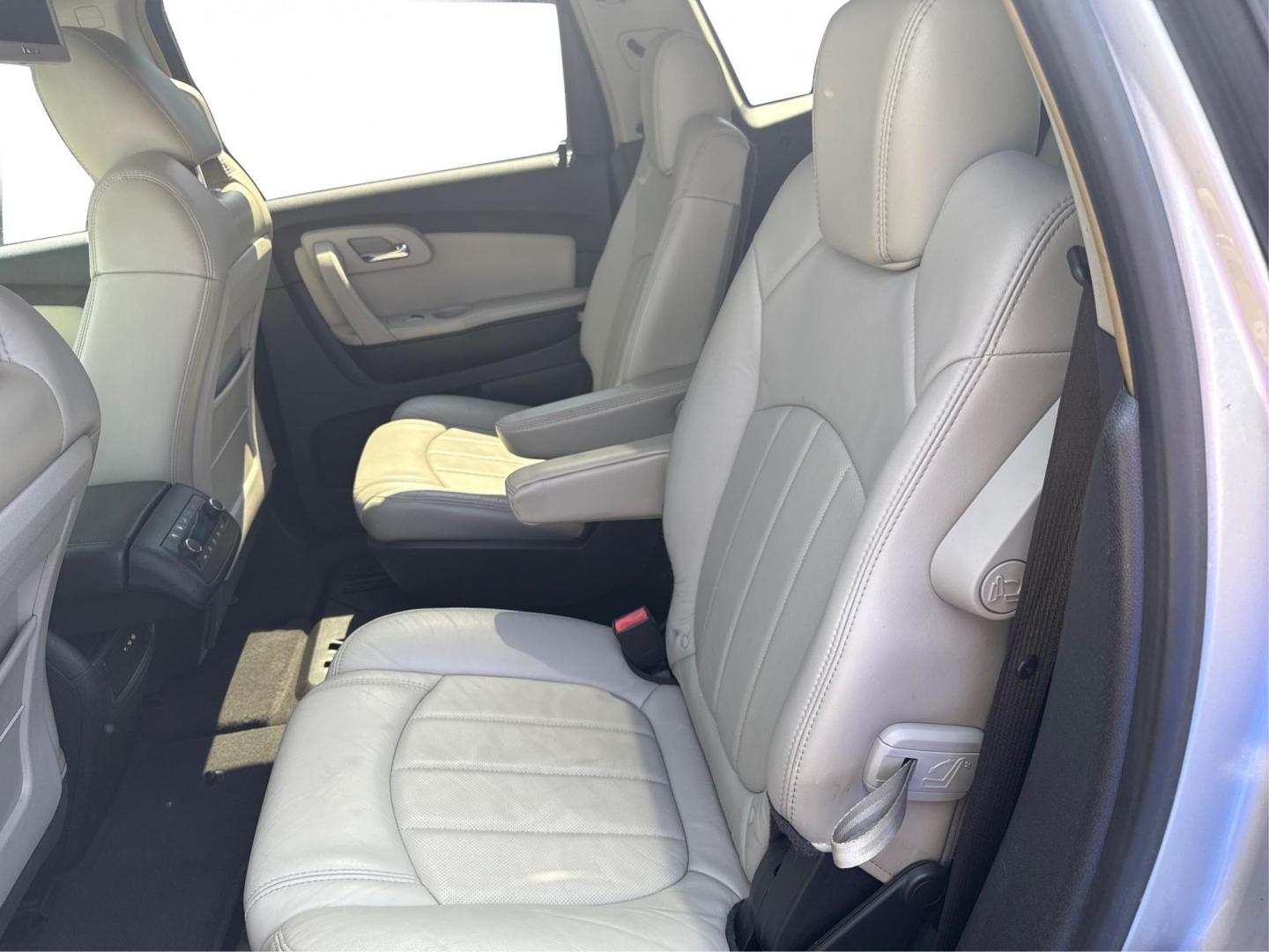 2009 SILVER CHEVROLET TRAVERSE (1GNEV33D59S) with an V6,3.6L(217 CID),DOHC engine, AUTOMATIC transmission, located at 14600 Frazho Road, Warren, MI, 48089, (586) 776-3400, 42.485996, -82.974220 - Photo#13
