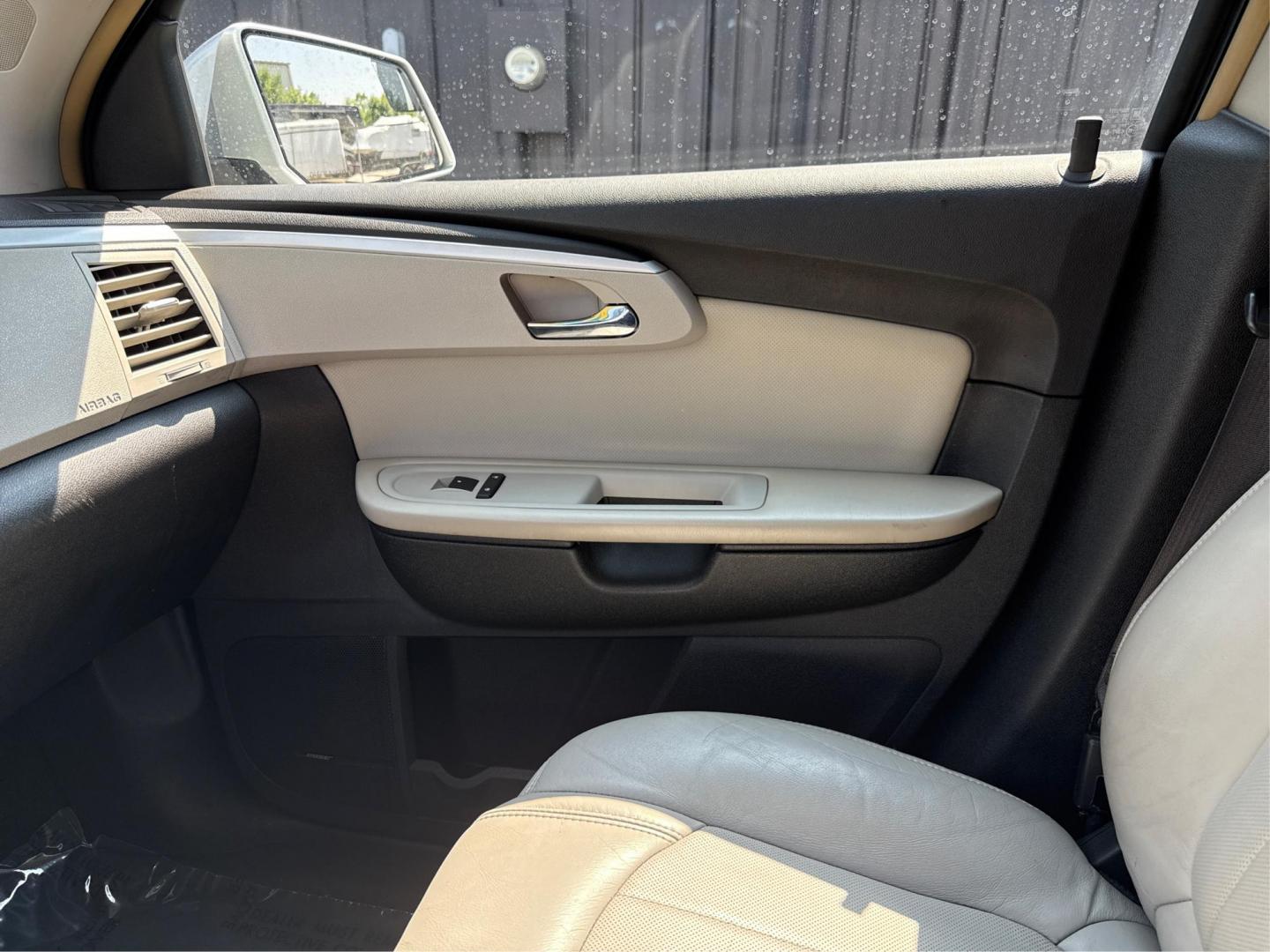 2009 SILVER CHEVROLET TRAVERSE (1GNEV33D59S) with an V6,3.6L(217 CID),DOHC engine, AUTOMATIC transmission, located at 14600 Frazho Road, Warren, MI, 48089, (586) 776-3400, 42.485996, -82.974220 - Photo#18