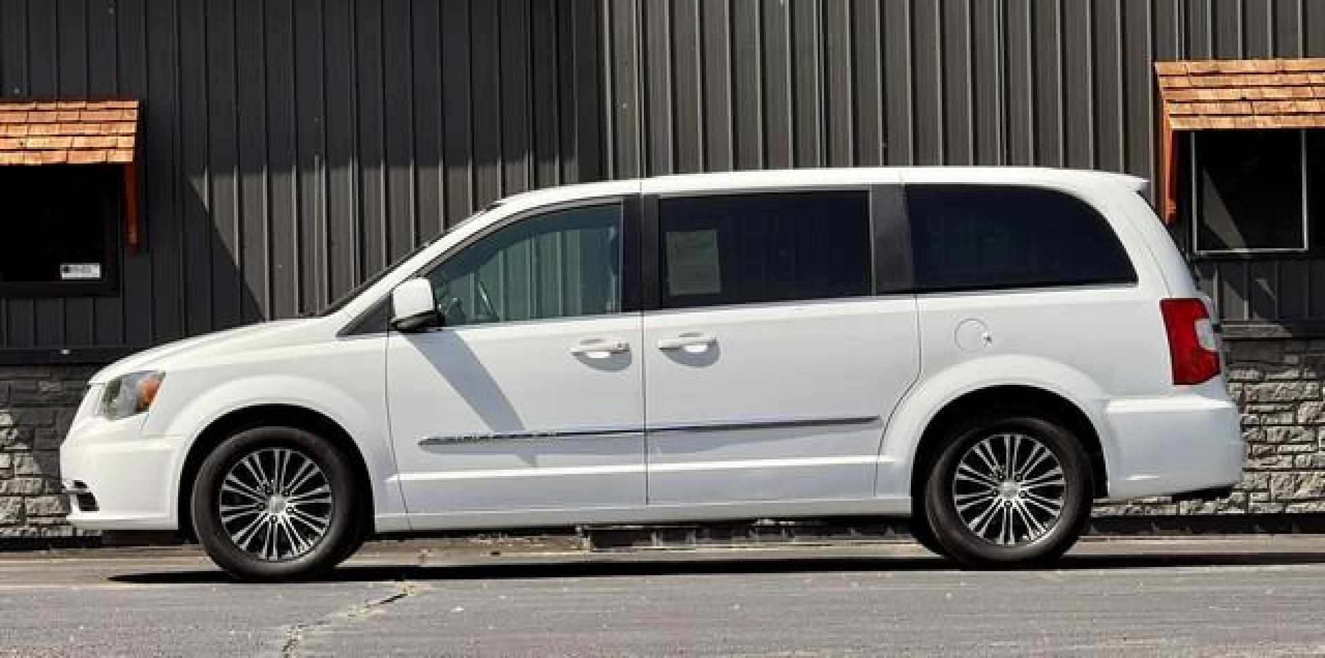 2014 WHITE CHRYSLER TOWN and COUNTRY (2C4RC1HG0ER) with an V6,3.6L(220 CID),DOHC engine, AUTOMATIC transmission, located at 14600 Frazho Road, Warren, MI, 48089, (586) 776-3400, 42.485996, -82.974220 - Photo#0
