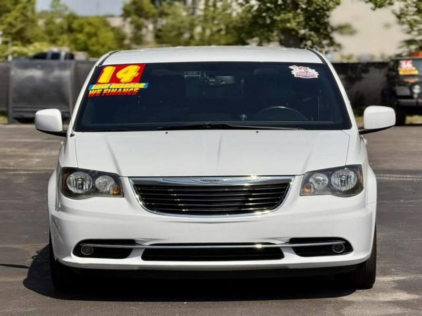 2014 WHITE CHRYSLER TOWN and COUNTRY (2C4RC1HG0ER) with an V6,3.6L(220 CID),DOHC engine, AUTOMATIC transmission, located at 14600 Frazho Road, Warren, MI, 48089, (586) 776-3400, 42.485996, -82.974220 - Photo#1