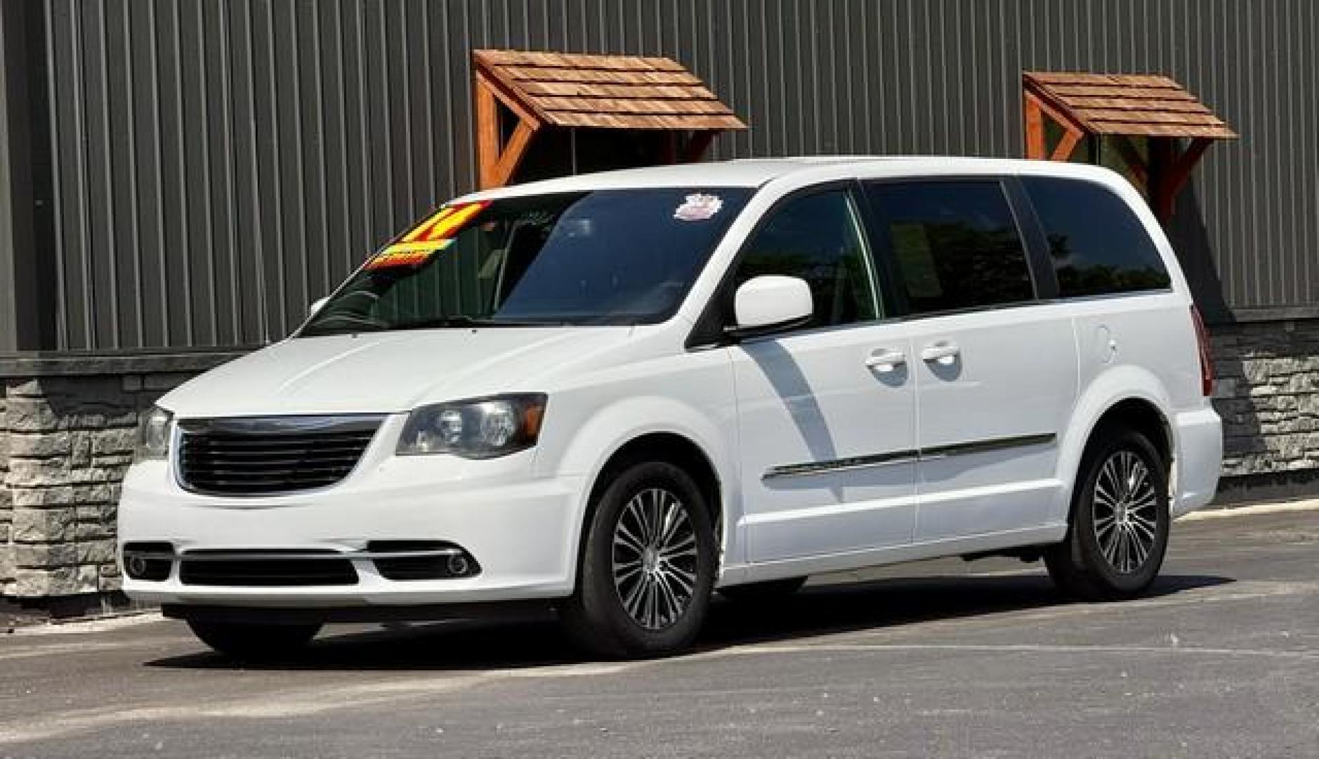 2014 WHITE CHRYSLER TOWN and COUNTRY (2C4RC1HG0ER) with an V6,3.6L(220 CID),DOHC engine, AUTOMATIC transmission, located at 14600 Frazho Road, Warren, MI, 48089, (586) 776-3400, 42.485996, -82.974220 - Photo#2